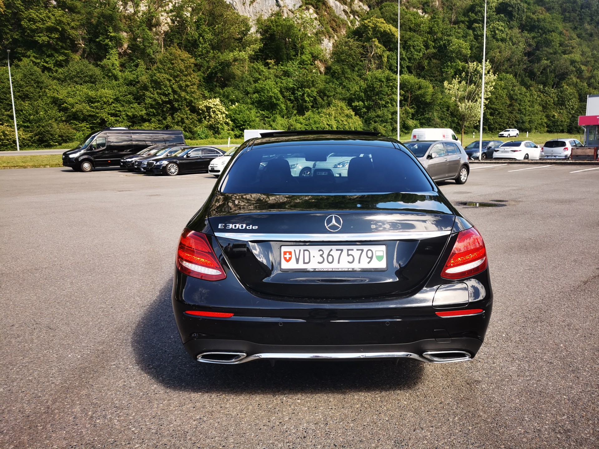 MERCEDES-BENZ E 300 de AMG Line 9G-Tronic-image-5