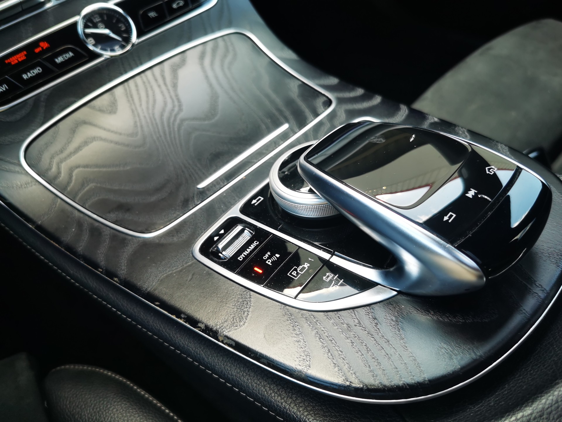 MERCEDES-BENZ E 300 de AMG Line 9G-Tronic-image-11