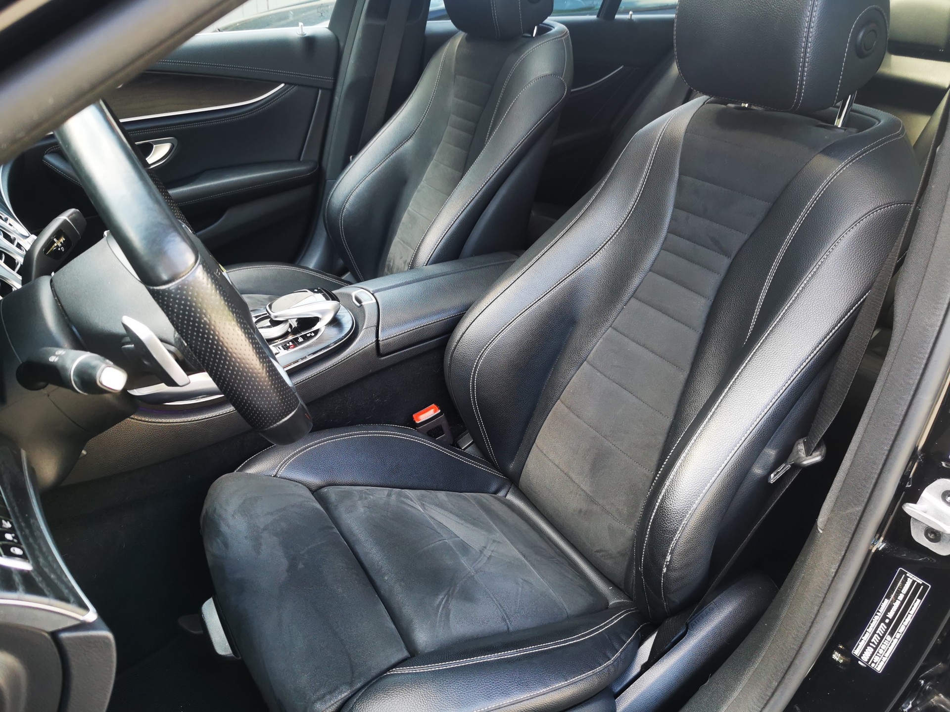 MERCEDES-BENZ E 300 de AMG Line 9G-Tronic-image-9
