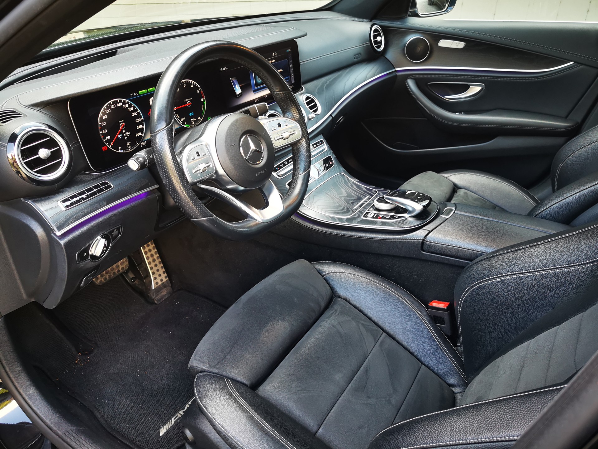 MERCEDES-BENZ E 300 de AMG Line 9G-Tronic-image-7