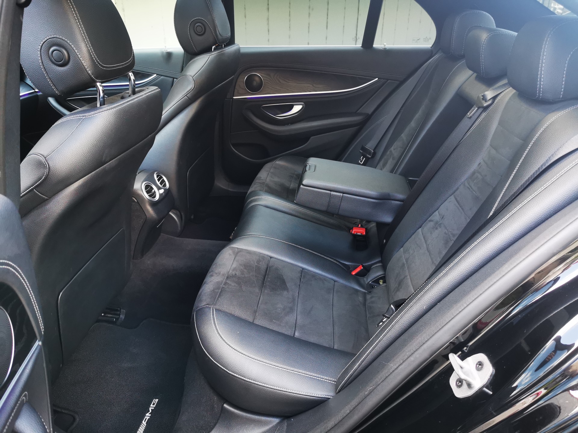 MERCEDES-BENZ E 300 de AMG Line 9G-Tronic-image-14