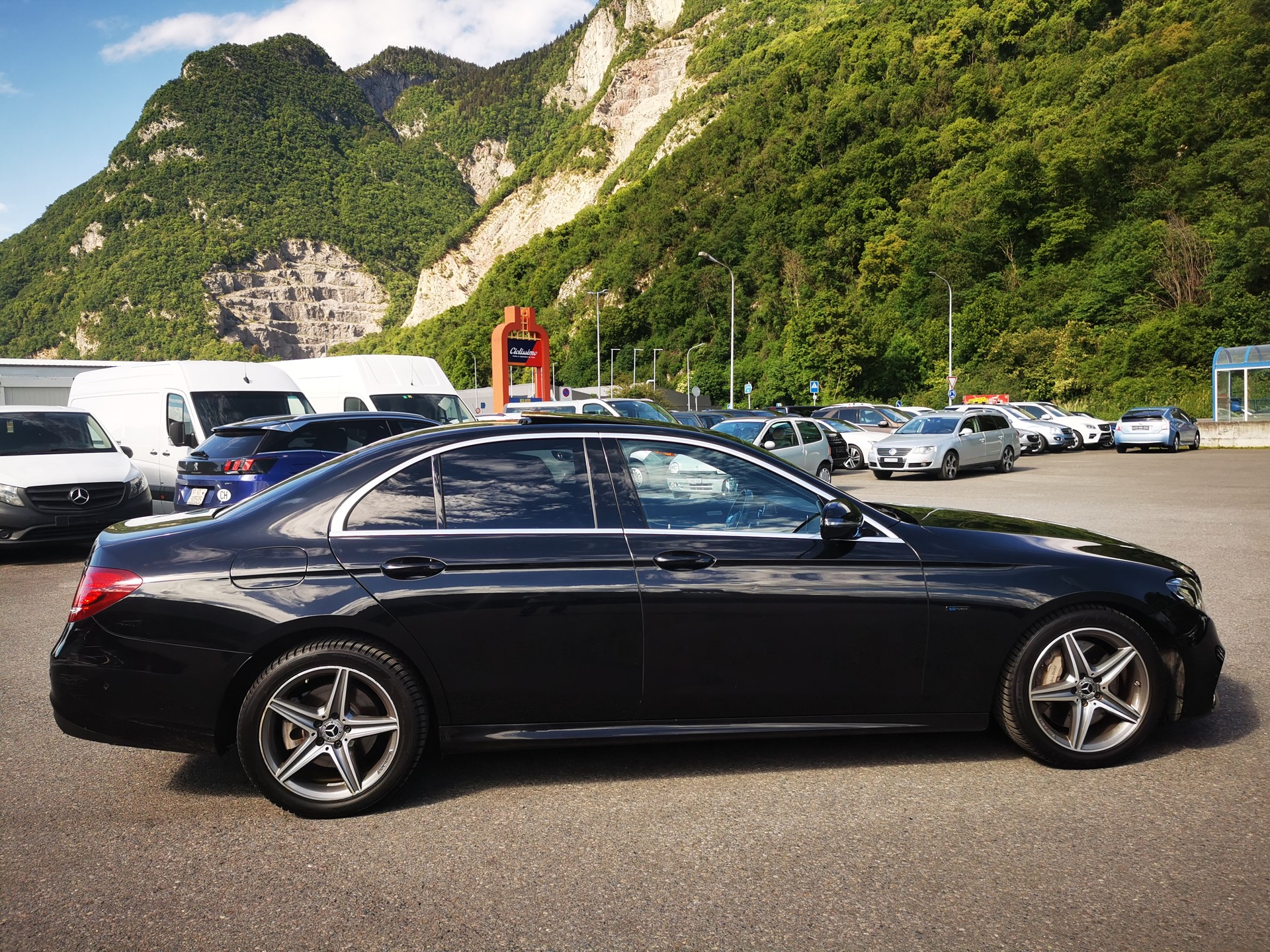 MERCEDES-BENZ E 300 de AMG Line 9G-Tronic-image-3