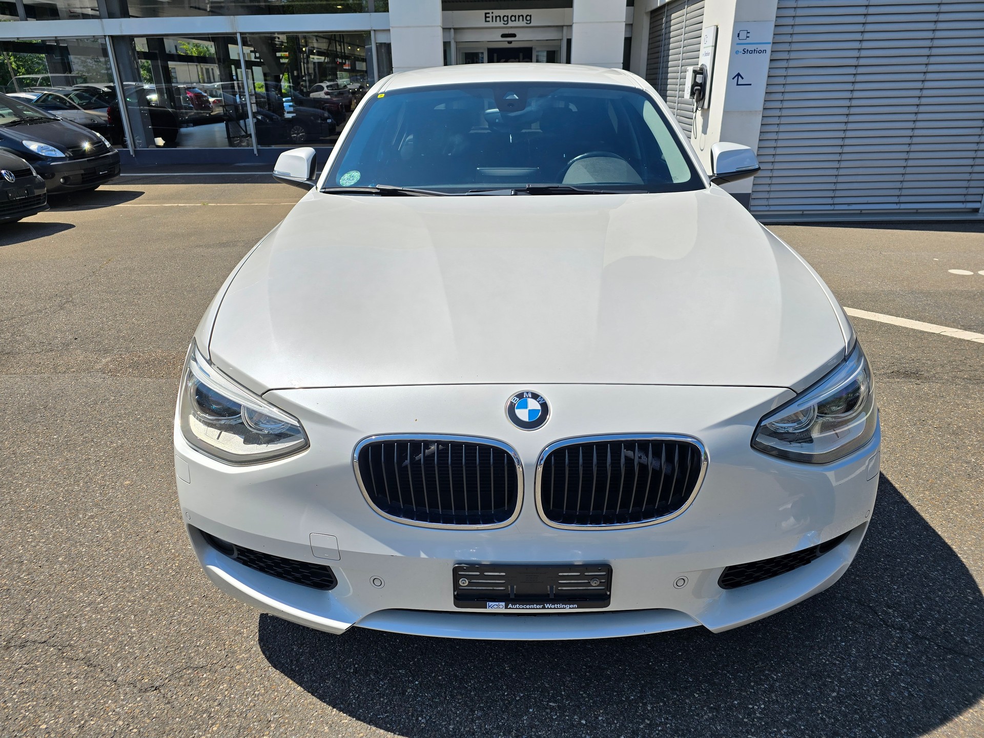 BMW 116i-showroom-element-3