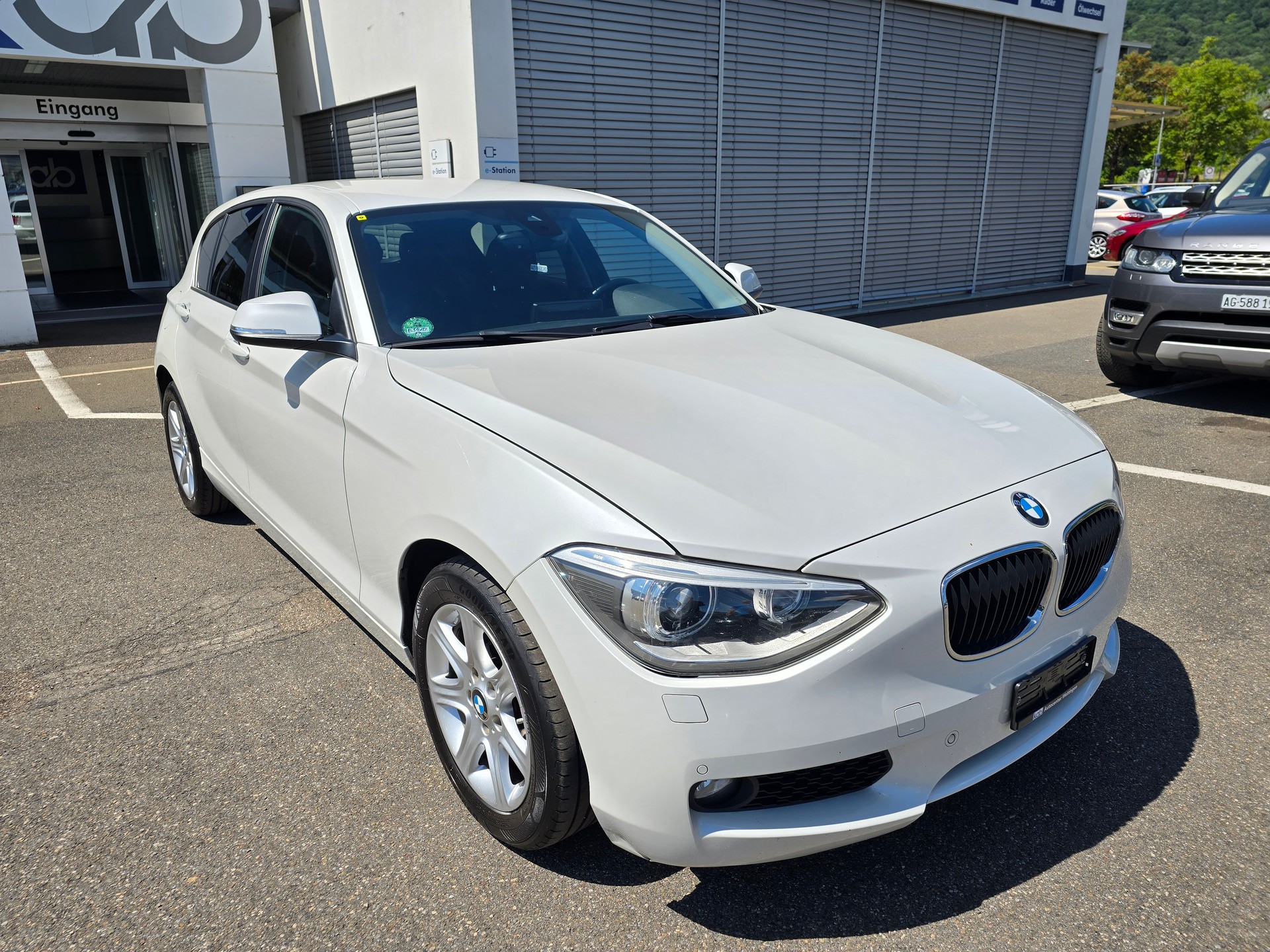 BMW 116i-showroom-element-1