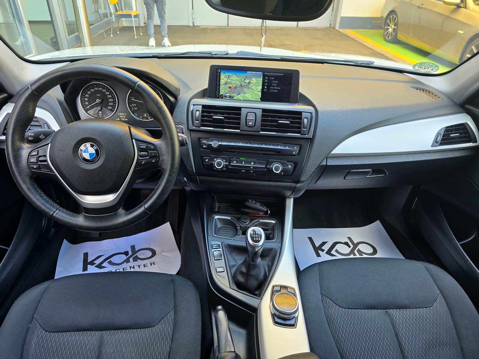 BMW 116i-showroom-element-2