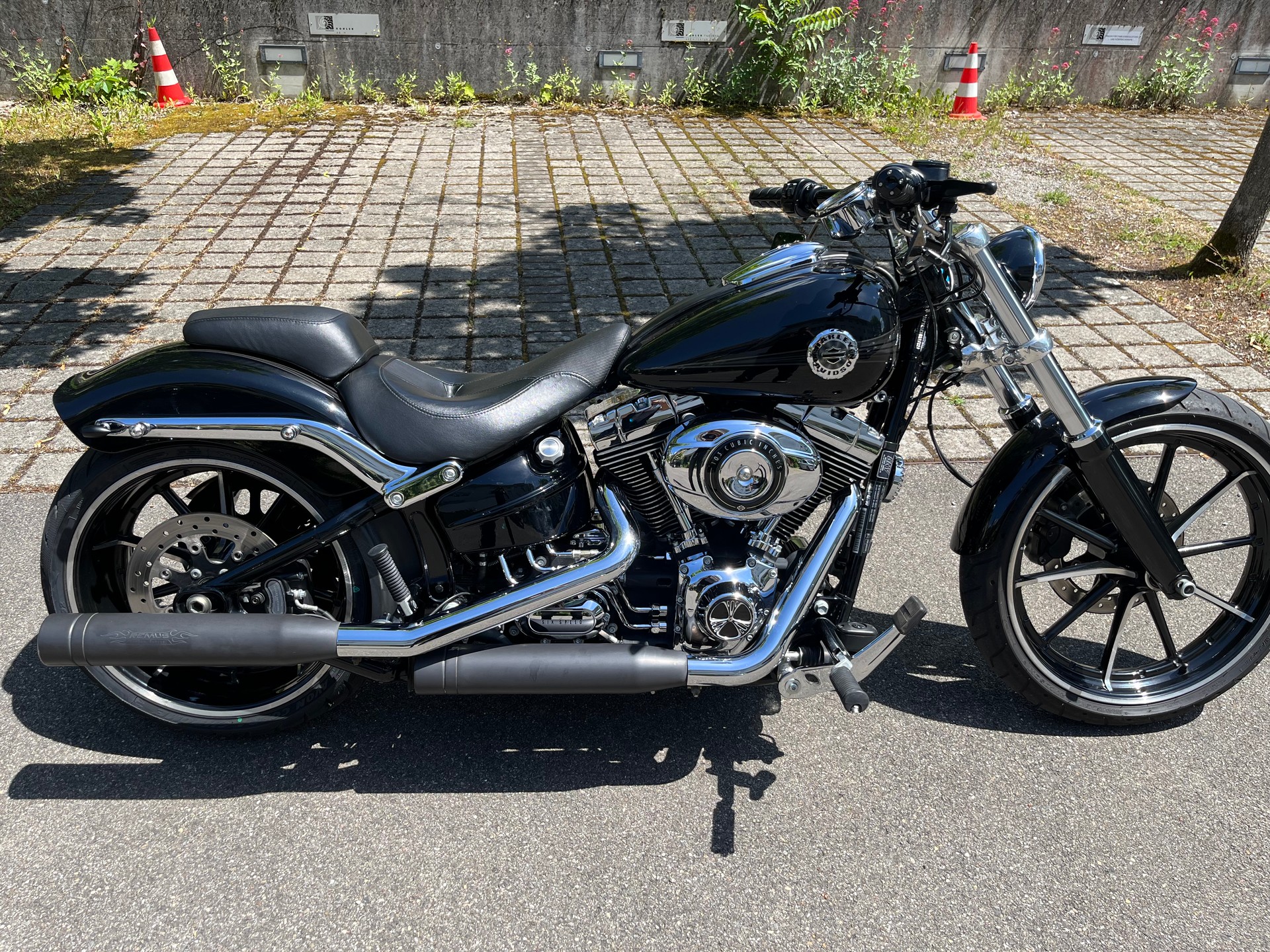 HARLEY-DAVIDSON Breakout-image-0