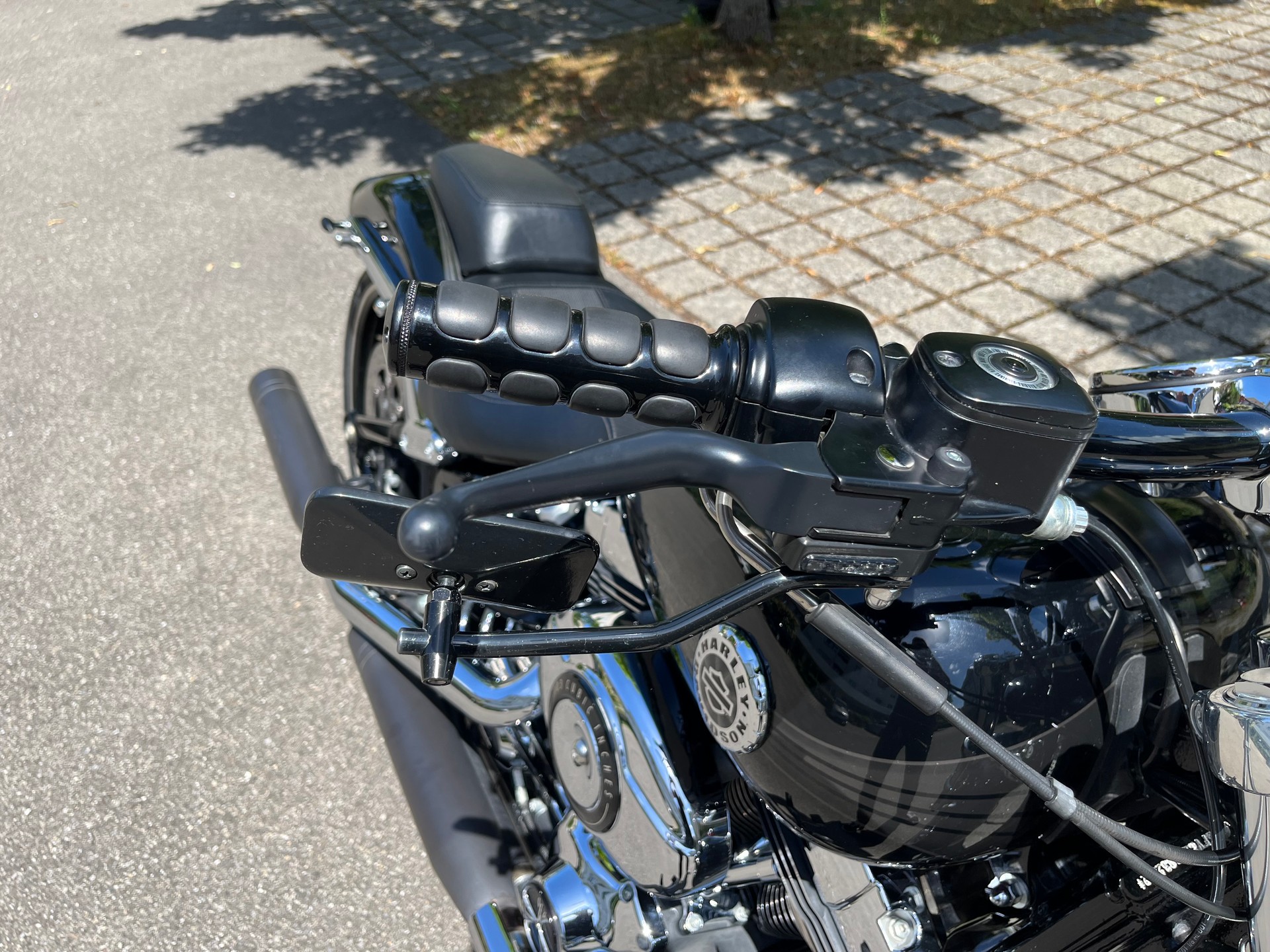 HARLEY-DAVIDSON Breakout-image-1