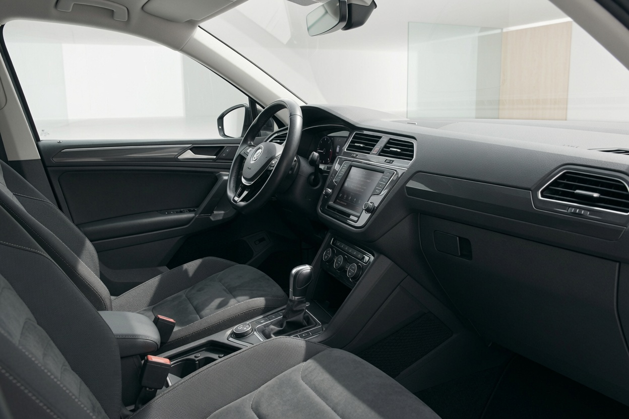 VW Tiguan 2.0 TDI SCR R-LINE 4Motion DSG-image-12