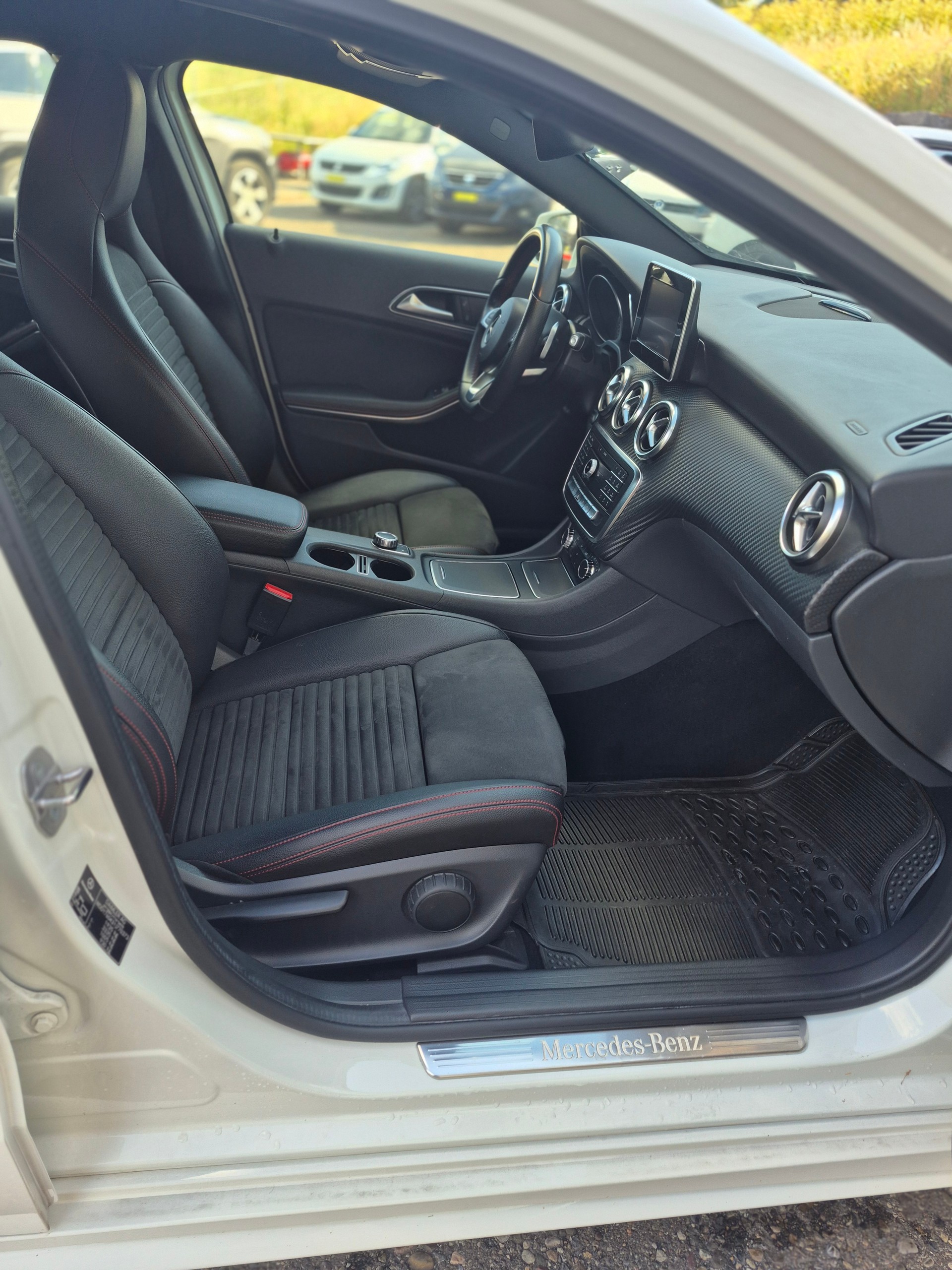 MERCEDES-BENZ A 200 AMG Line 7G-DCT-image-14