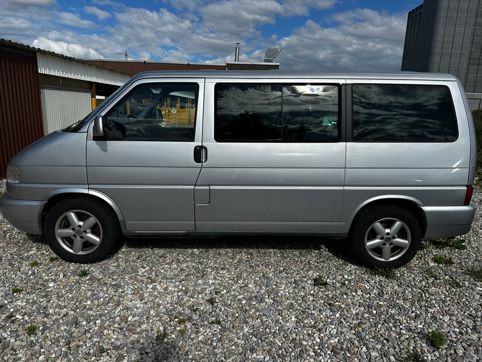 VW VW T4 Caravelle 2.5 TDI 111 kW Swiss Edition-image-3