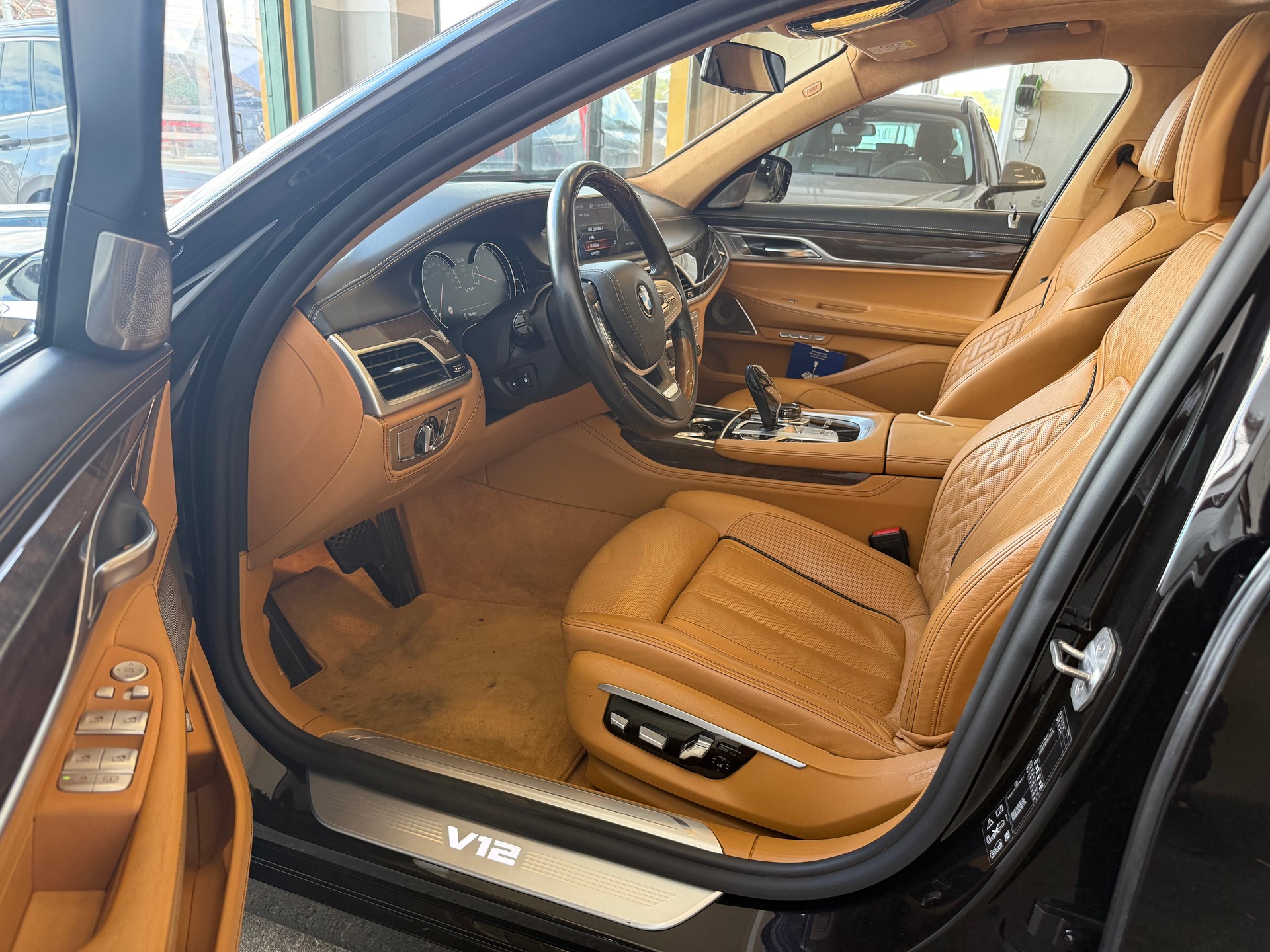 BMW M760Li xDrive Steptronic-image-6