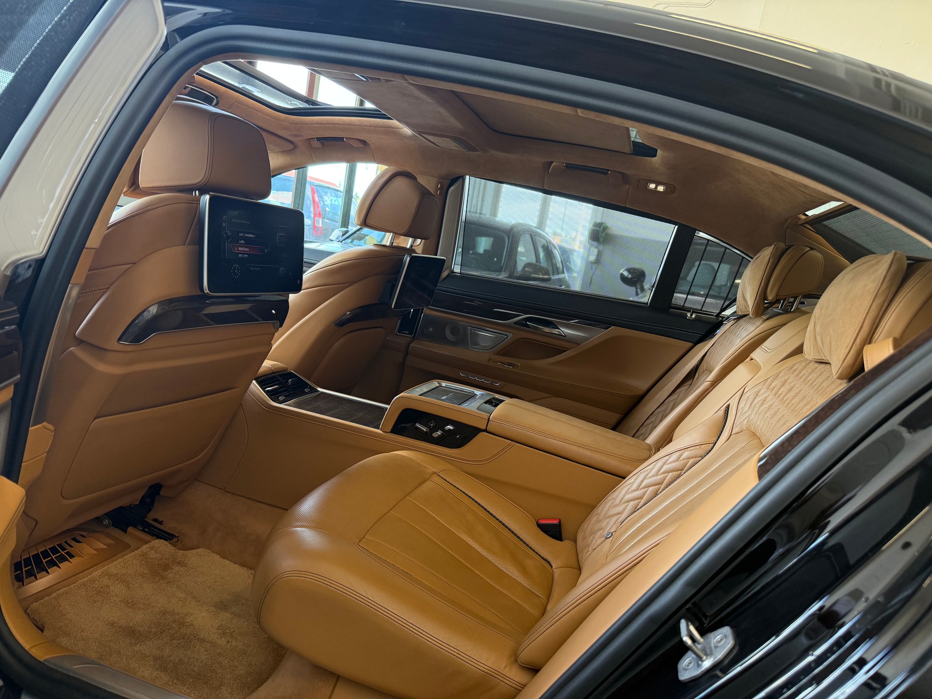 BMW M760Li xDrive Steptronic-image-8