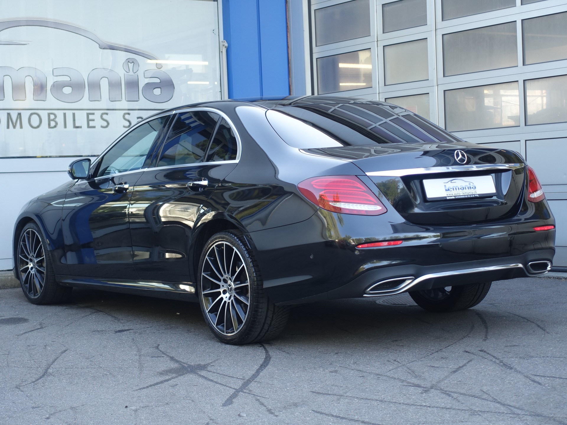 MERCEDES-BENZ E 220 d AMG Line 4Matic 9G-Tronic-showroom-element-3