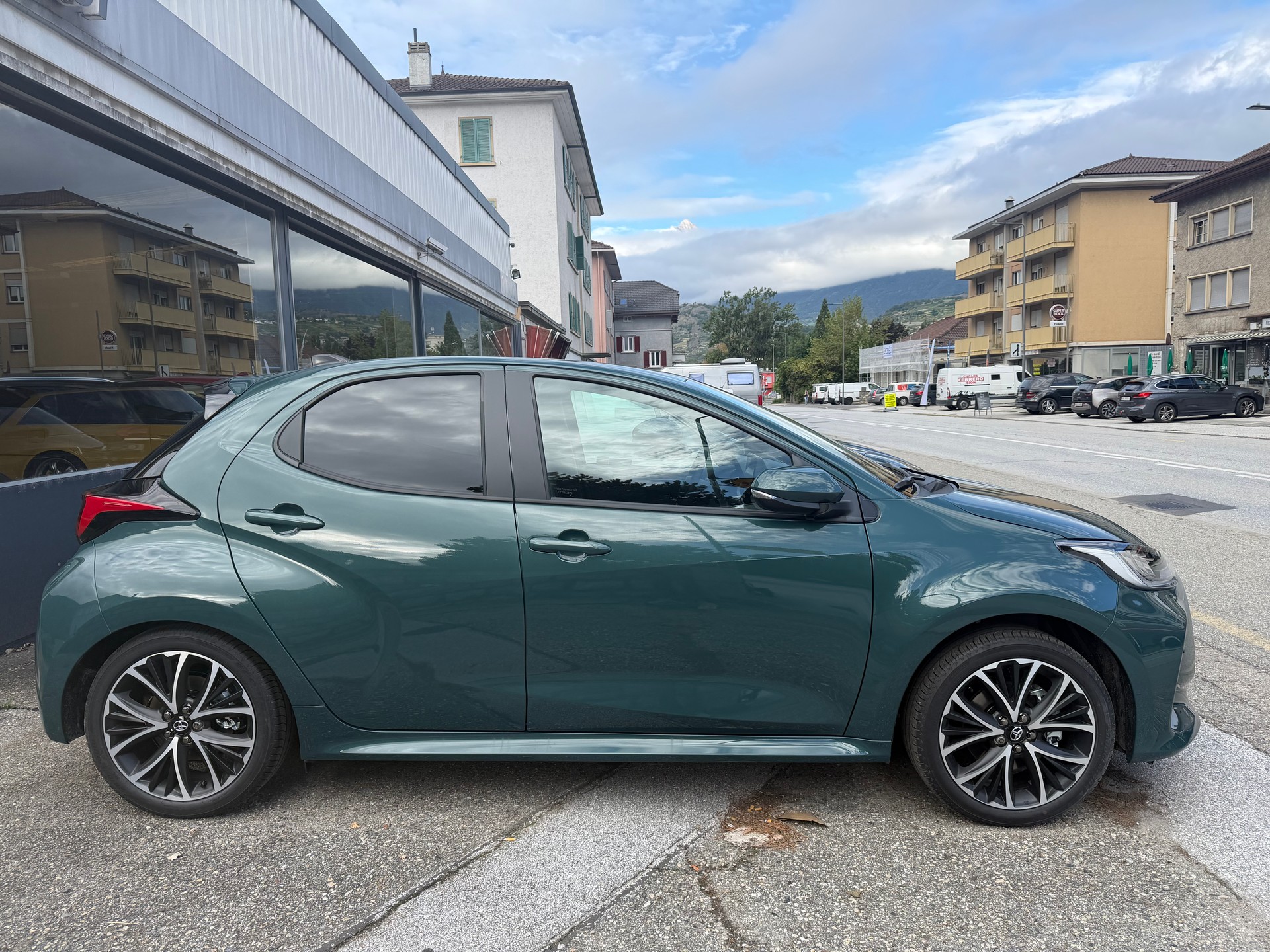 TOYOTA Yaris 1.5 Comfort e-CVT-showroom-element-1