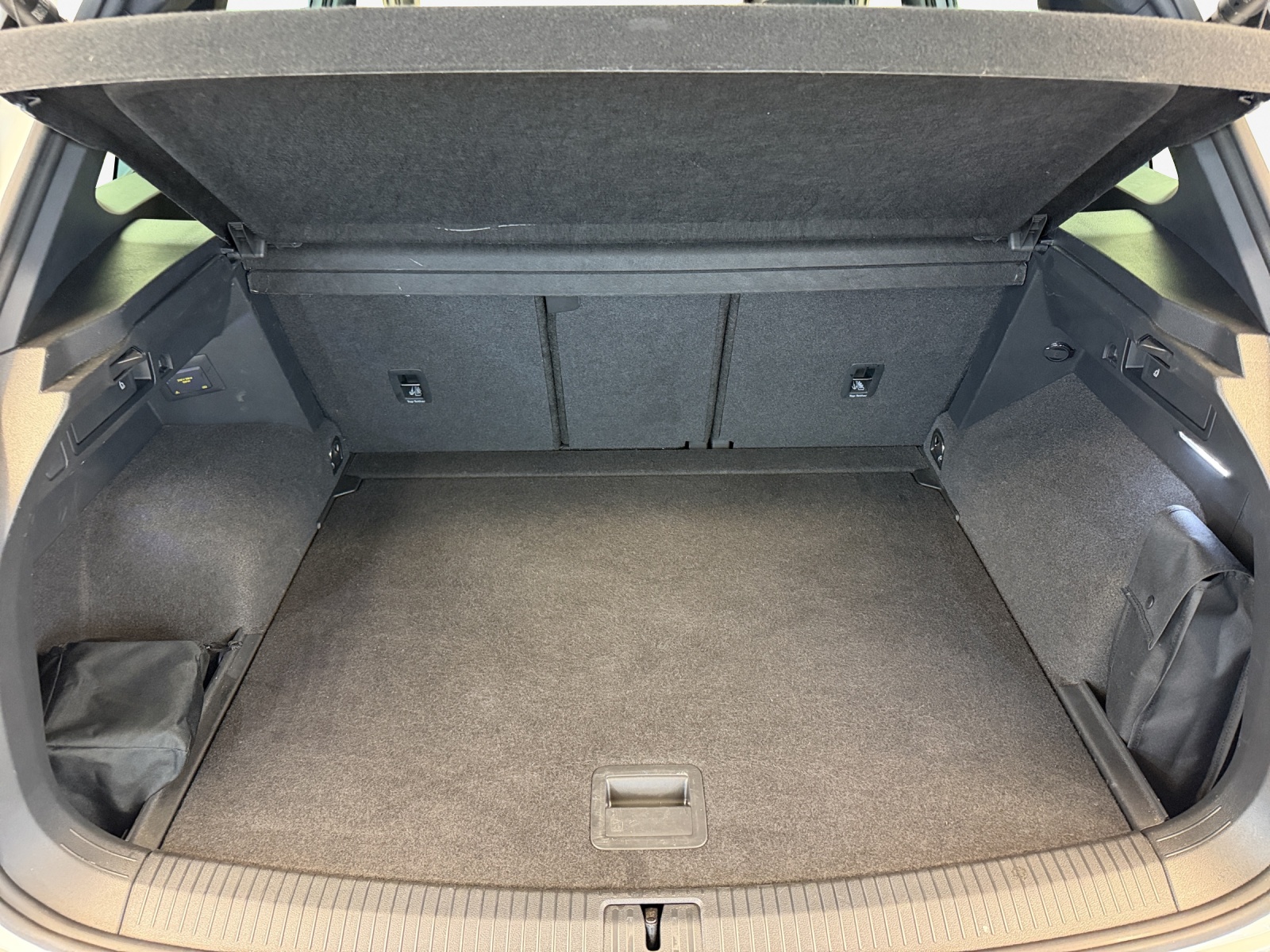 VW Tiguan 2.0TSI R 4Motion DSG-image-12