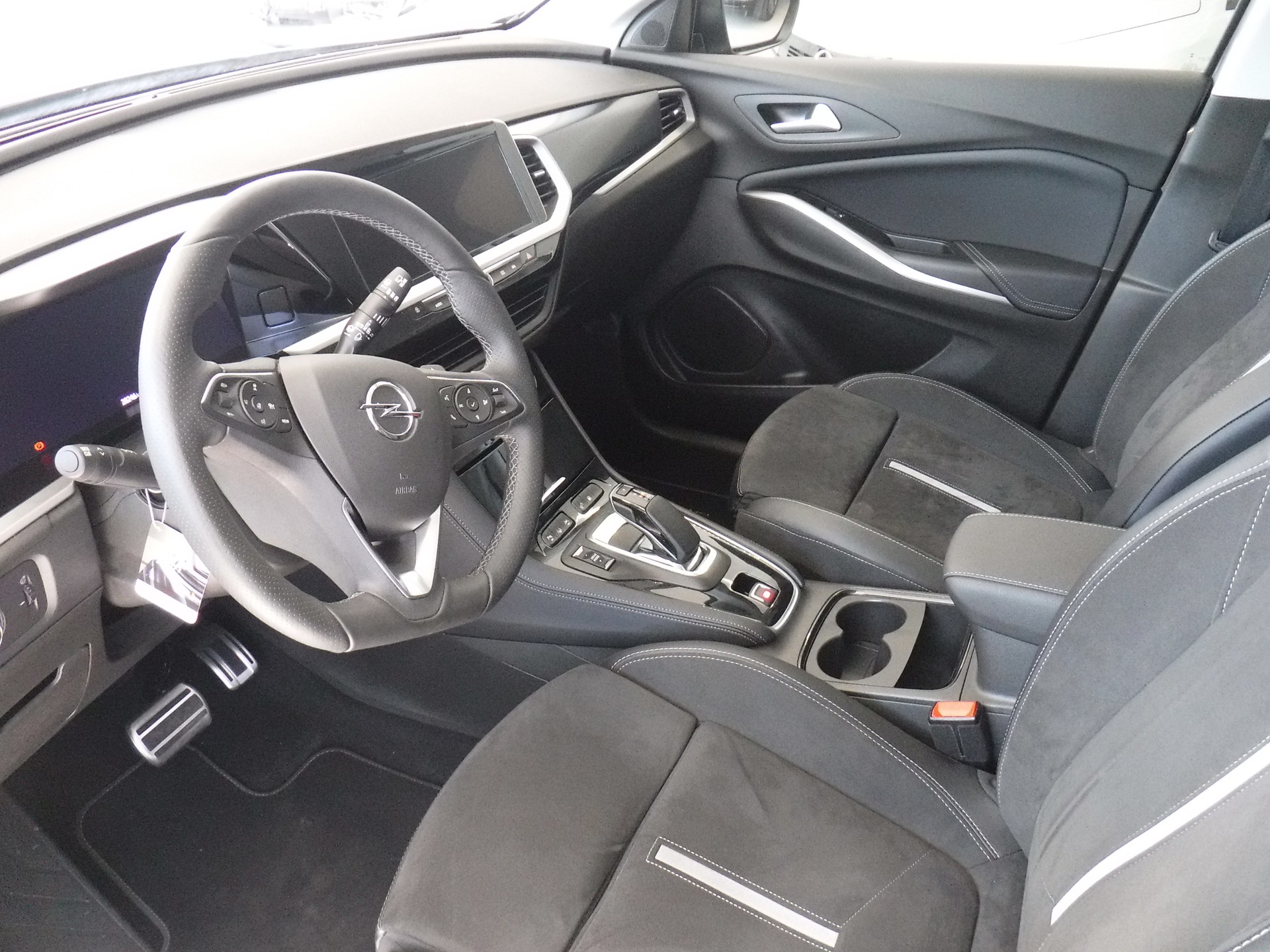 OPEL Grandland 1.6 Hybrid4 GSe Automatik-image-4