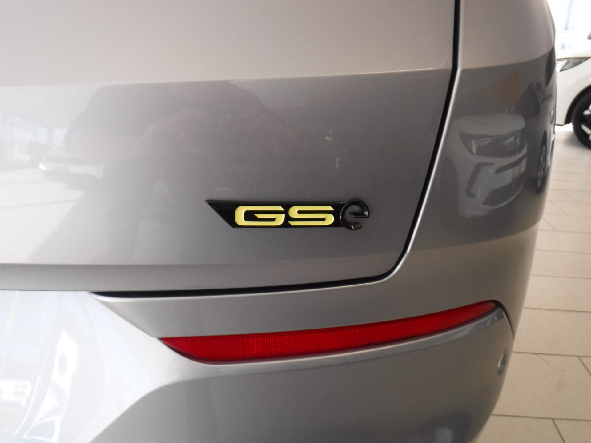 OPEL Grandland 1.6 Hybrid4 GSe Automatik-image-3