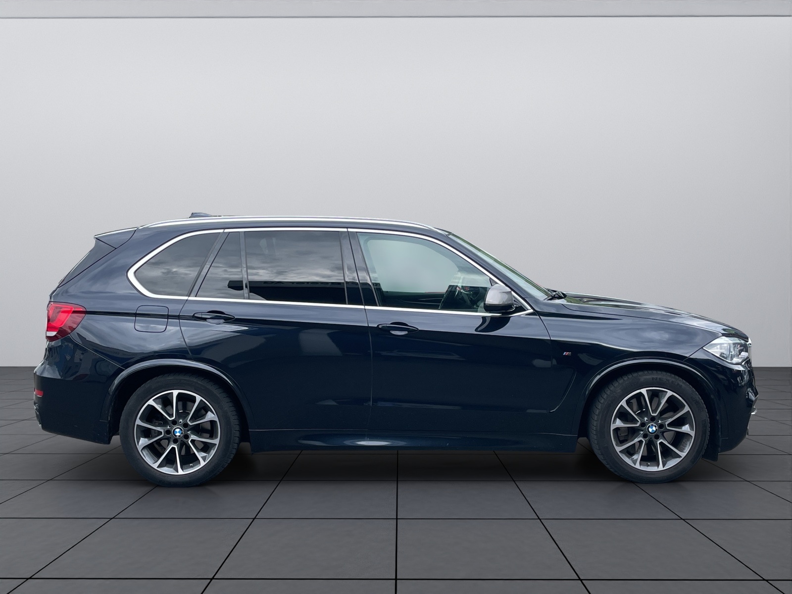 BMW X5 F15 M50d-showroom-element-3