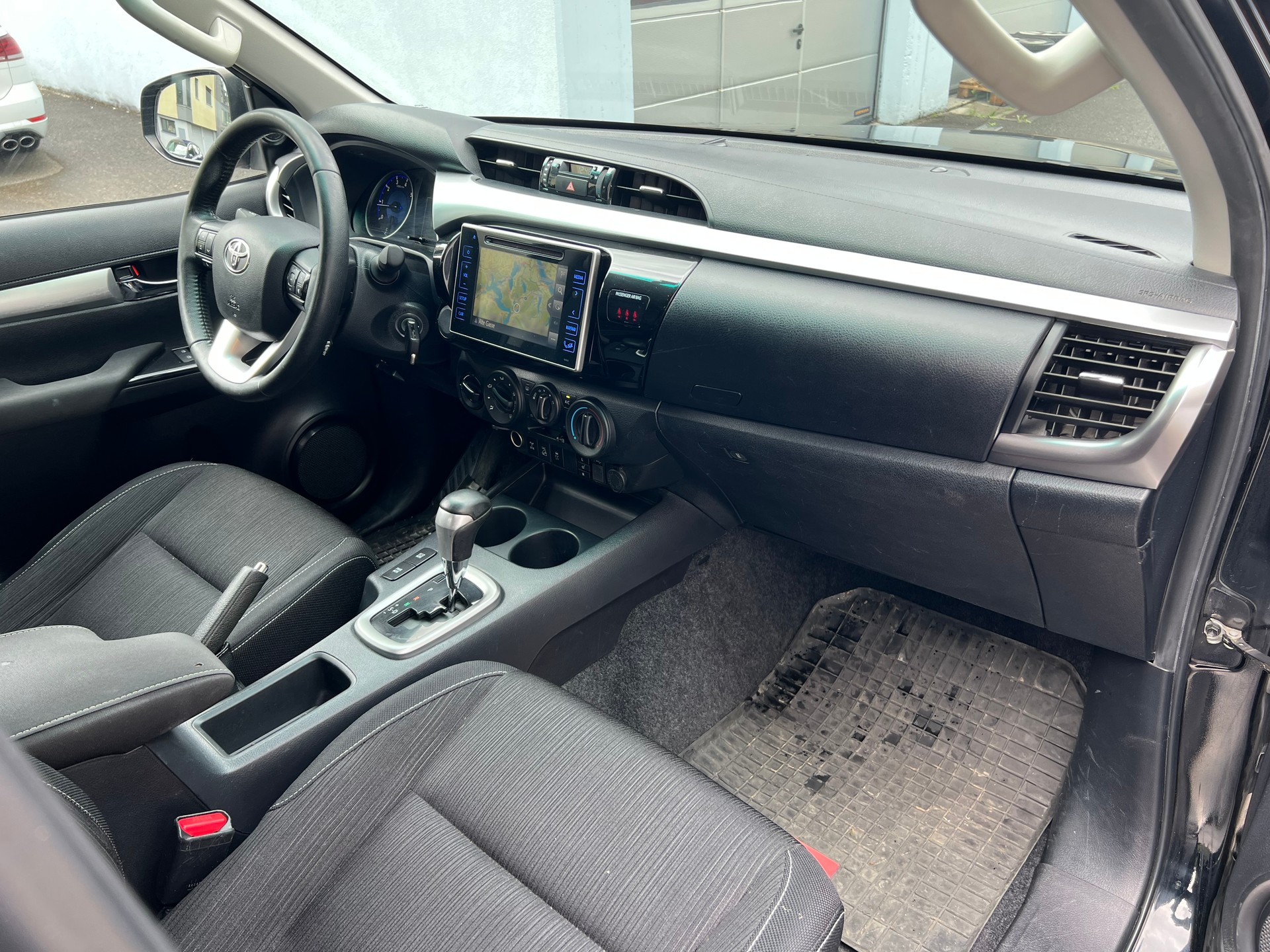 TOYOTA Hilux 2.4D-4D Sol DoubleCab 4x4 A-image-10
