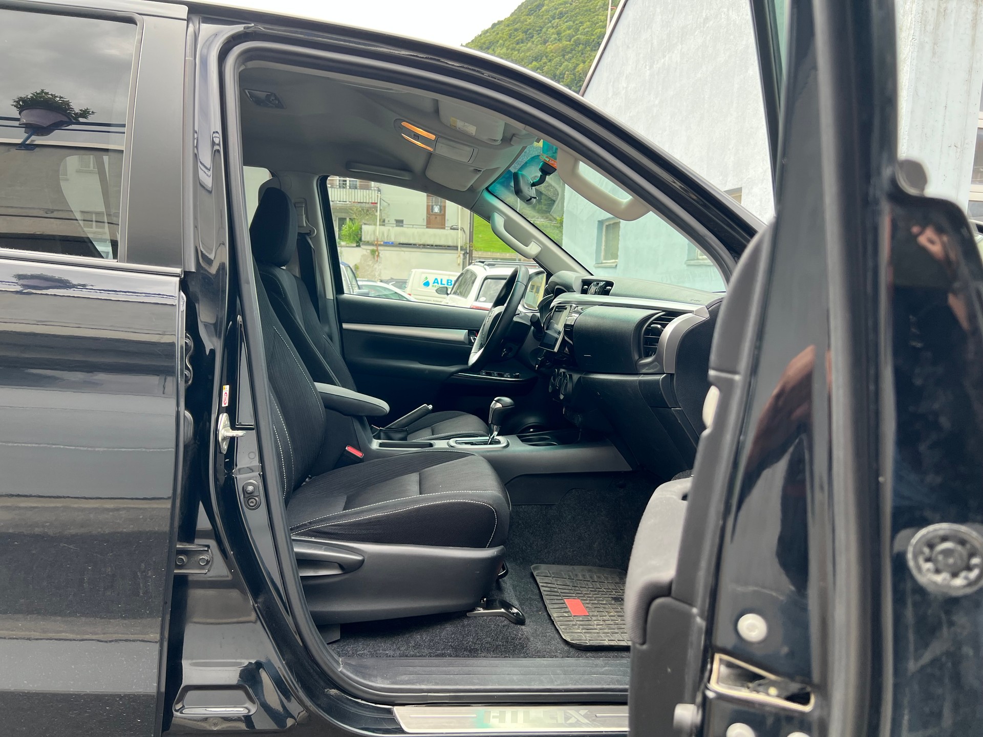 TOYOTA Hilux 2.4D-4D Sol DoubleCab 4x4 A-image-11