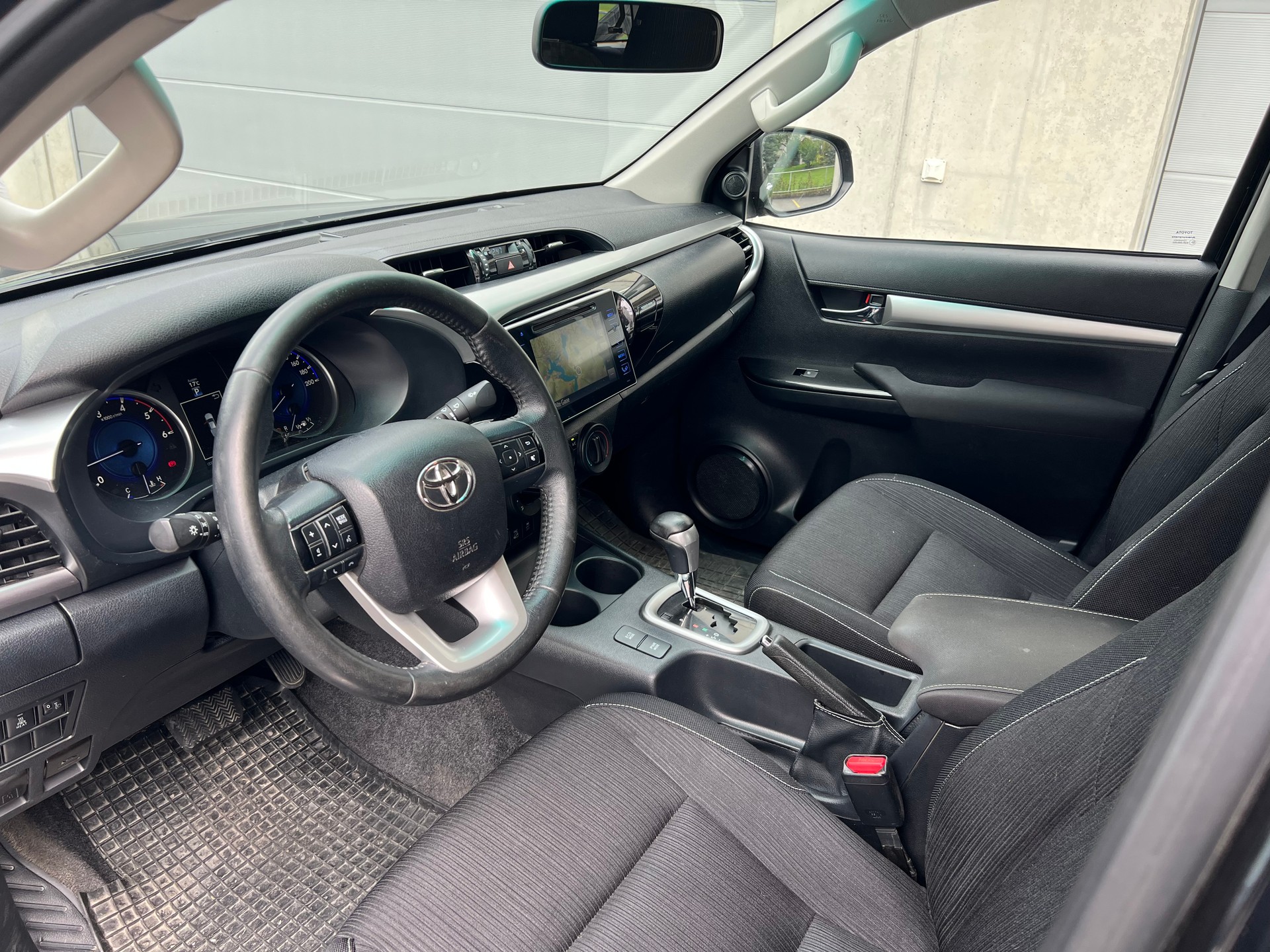 TOYOTA Hilux 2.4D-4D Sol DoubleCab 4x4 A-image-8