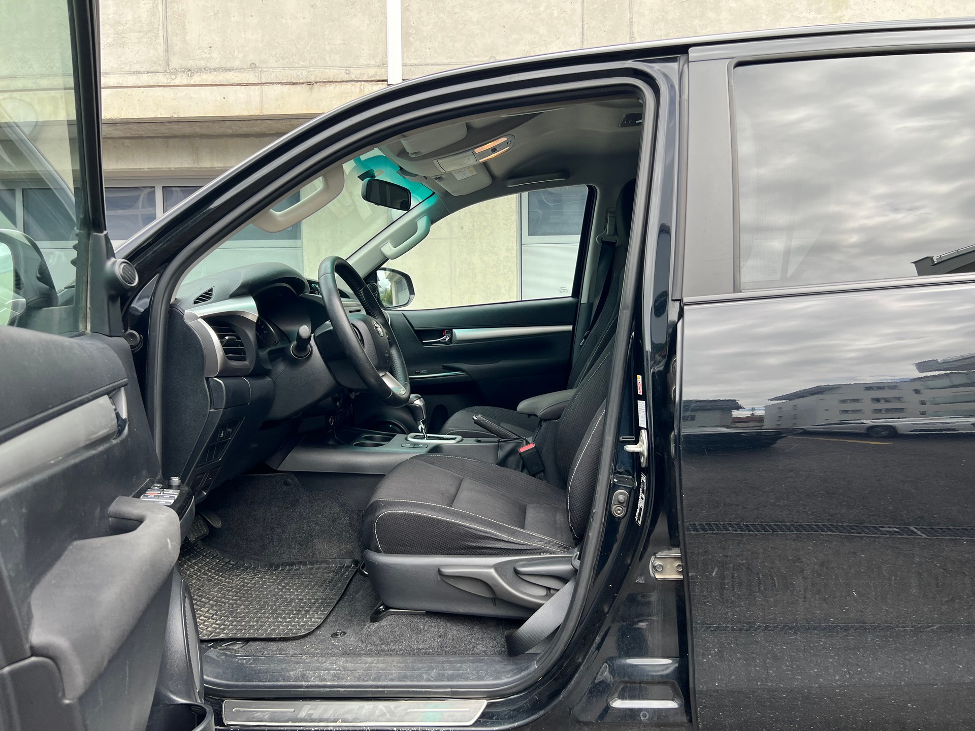 TOYOTA Hilux 2.4D-4D Sol DoubleCab 4x4 A-image-9