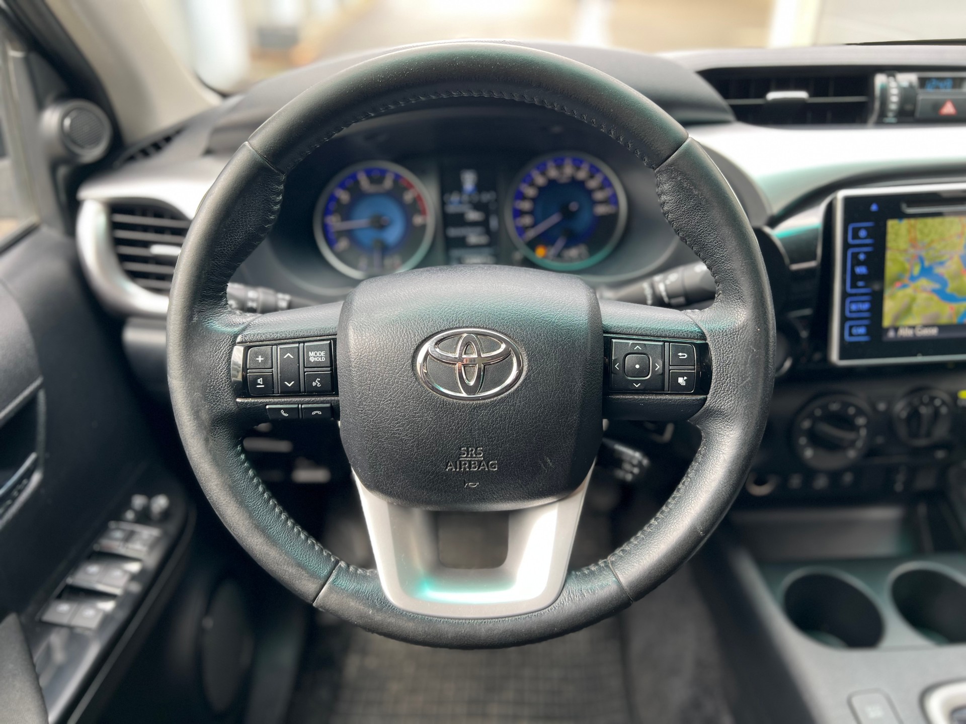 TOYOTA Hilux 2.4D-4D Sol DoubleCab 4x4 A-image-12