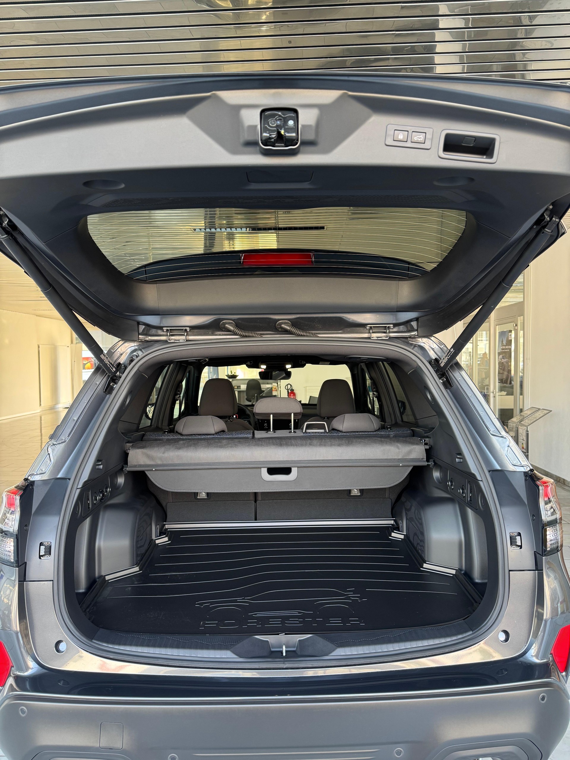 SUBARU Forester Station 2.0i e-Boxer Swiss Plus-image-4