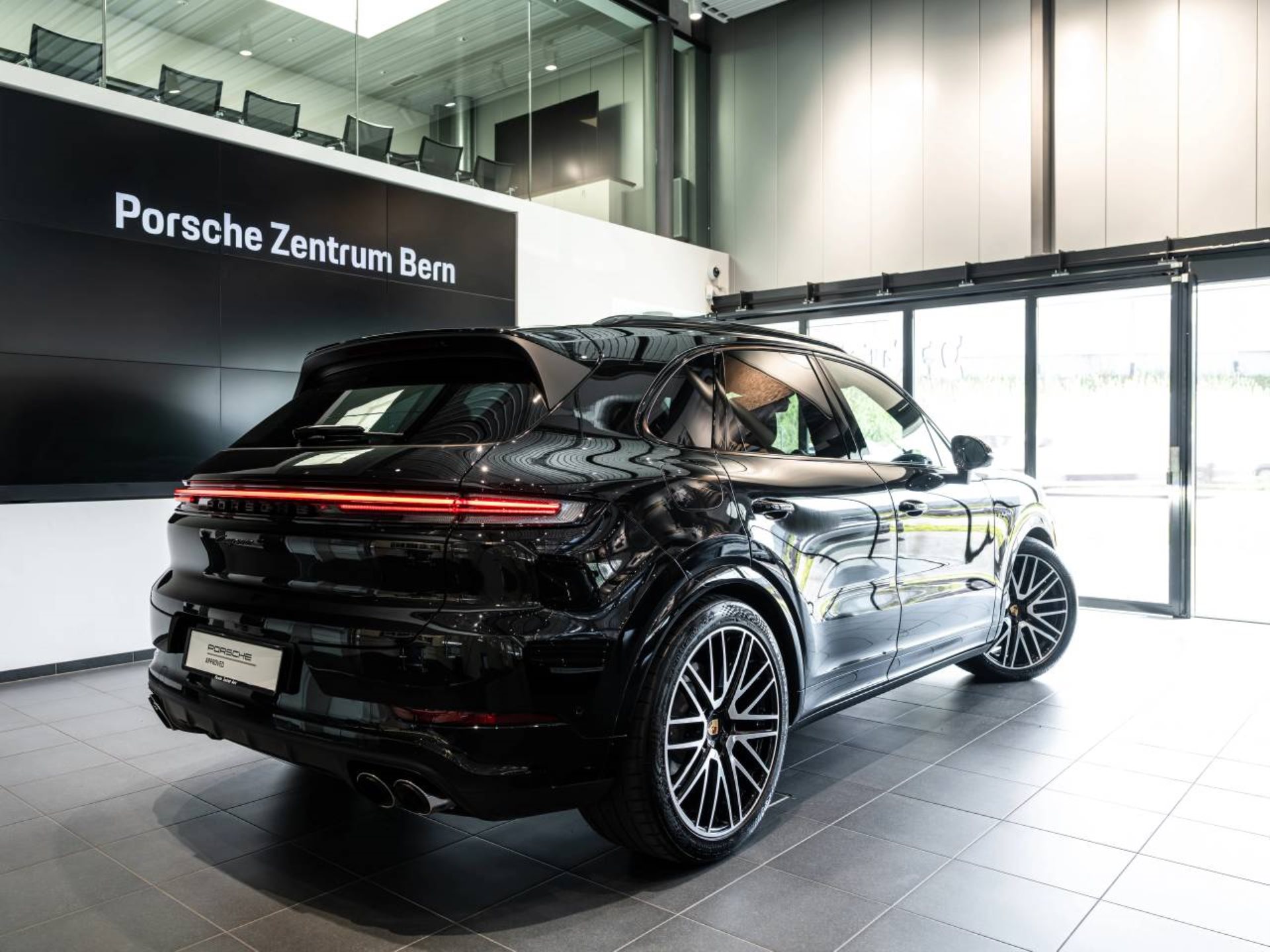 PORSCHE Cayenne S E-Hybrid-showroom-element-2