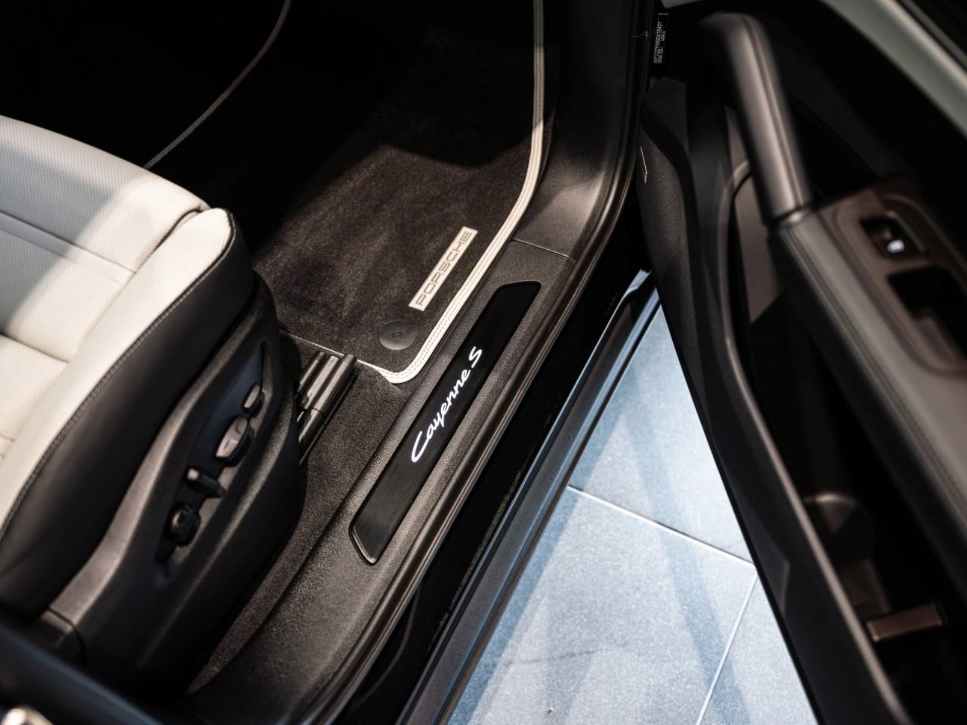 PORSCHE Cayenne S E-Hybrid-image-22