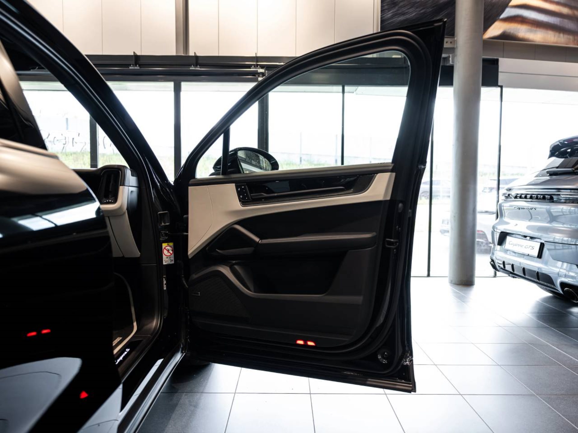 PORSCHE Cayenne S E-Hybrid-image-21