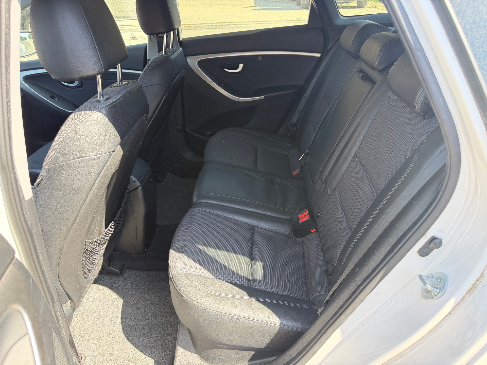 HYUNDAI i30 Wagon 1.6 CRDi Style-image-8