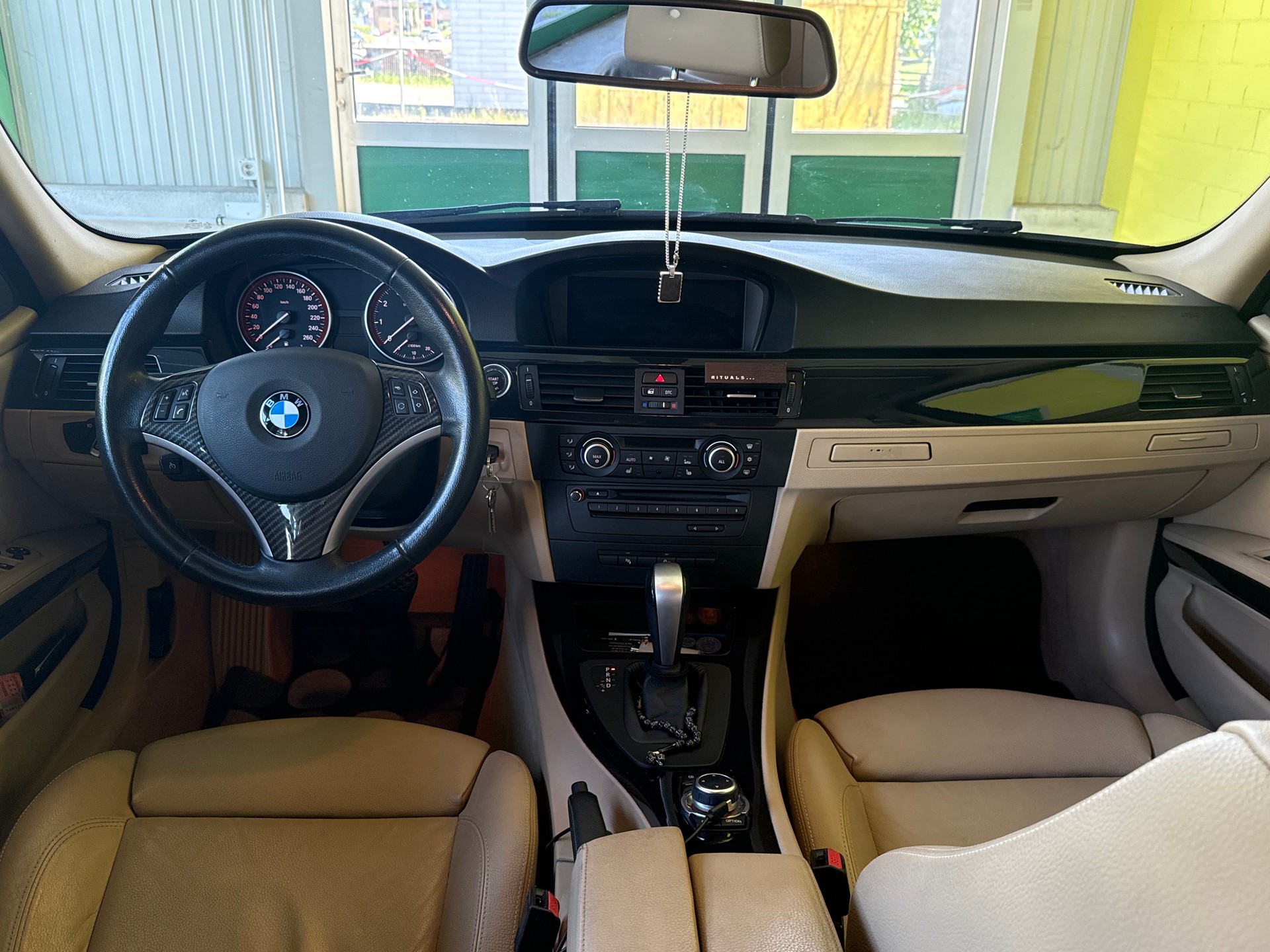 BMW 325i xDrive Touring Steptronic-image-14