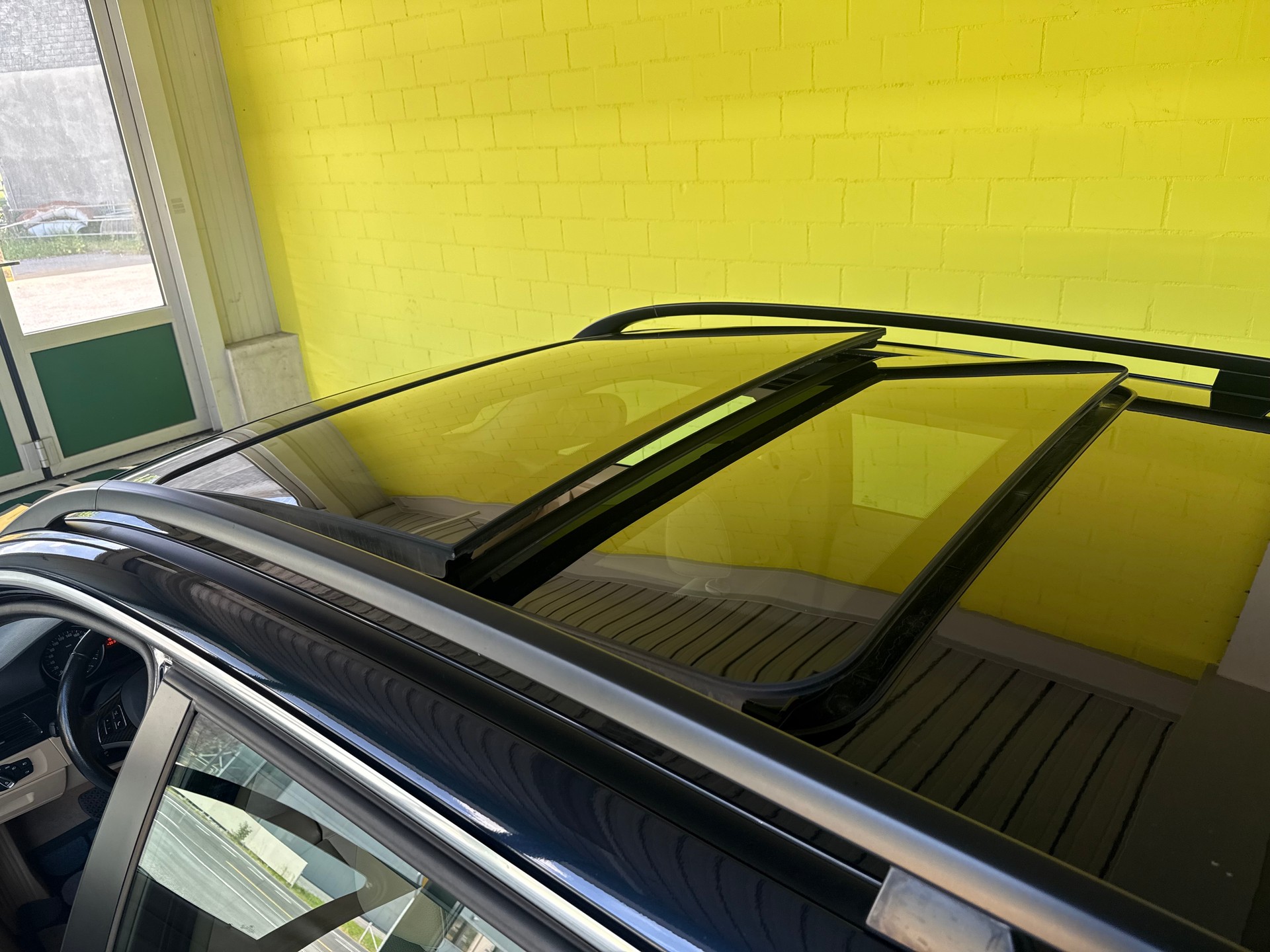 BMW 325i xDrive Touring Steptronic-showroom-element-3