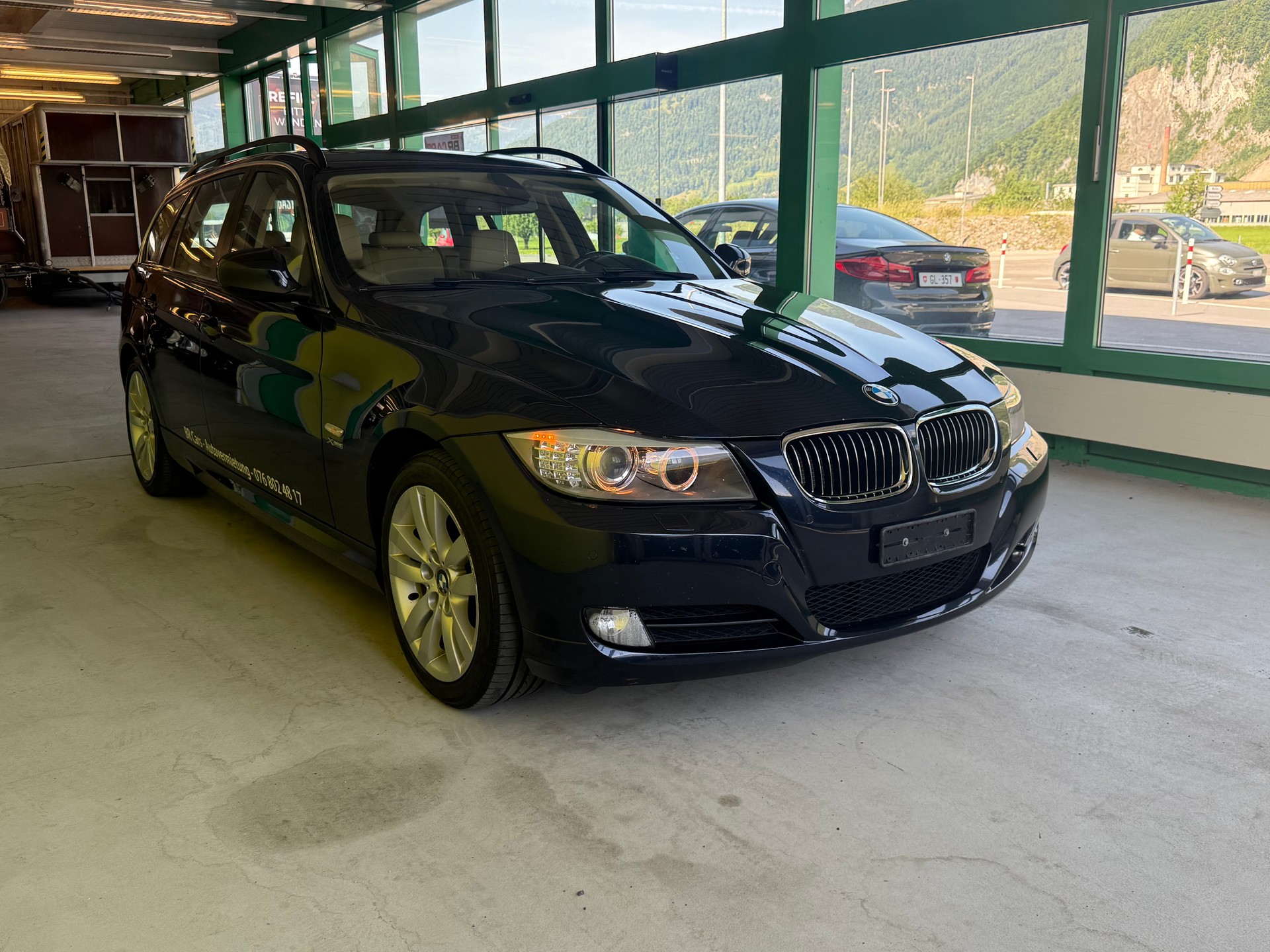 BMW 325i xDrive Touring Steptronic-showroom-element-2
