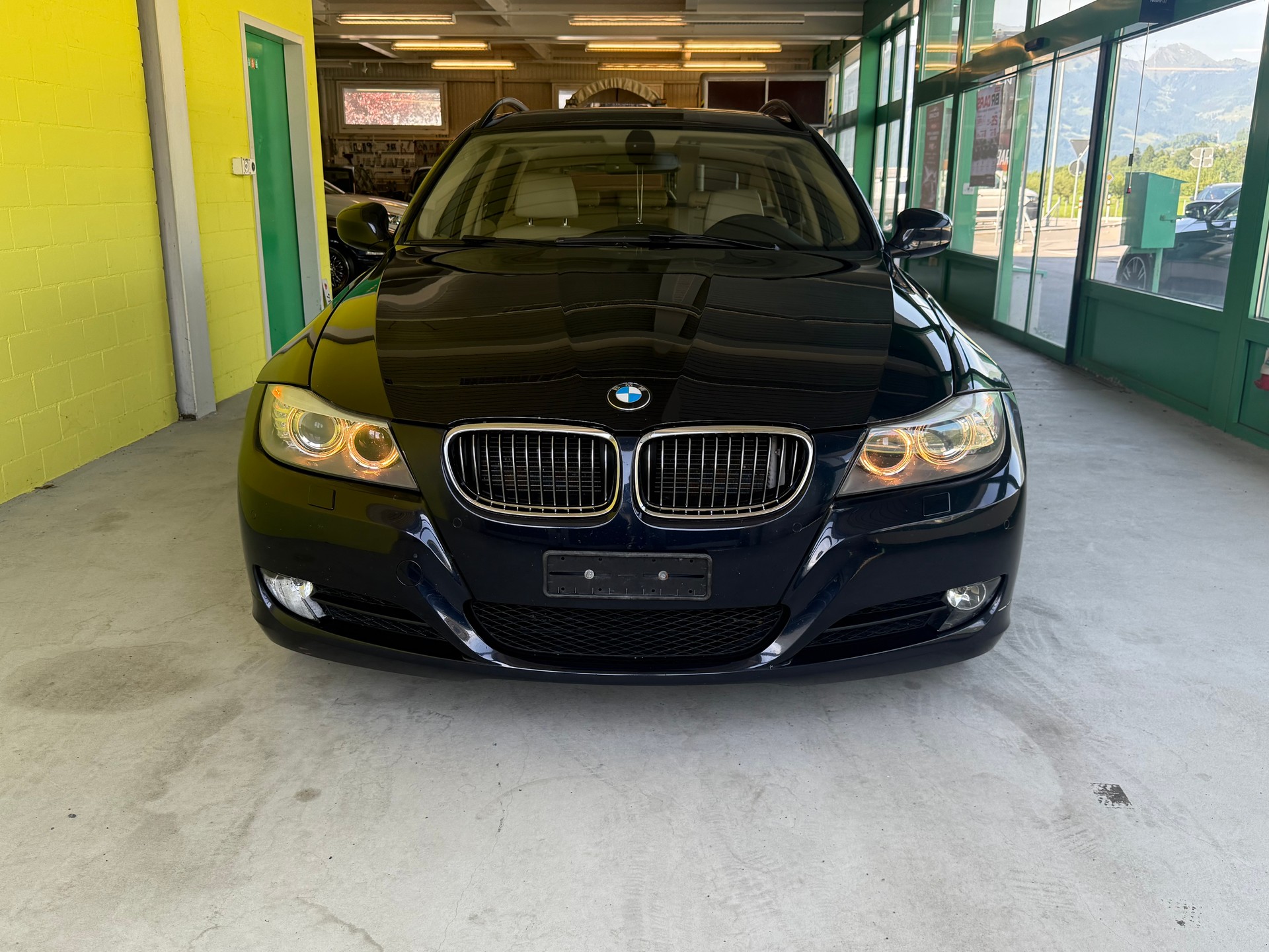 BMW 325i xDrive Touring Steptronic-showroom-element-1