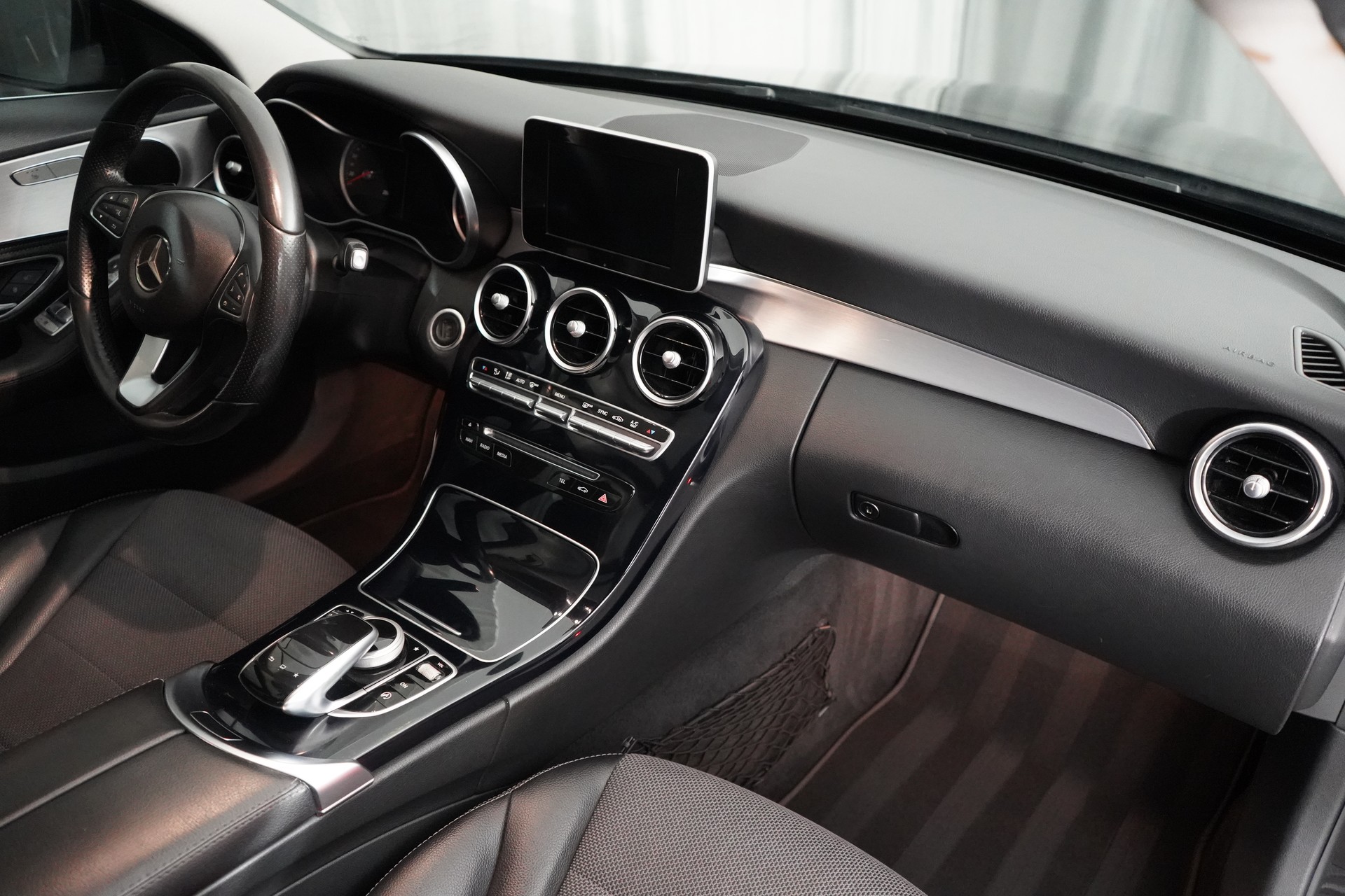 MERCEDES-BENZ C 200 AMG Line 7G-Tronic-image-6