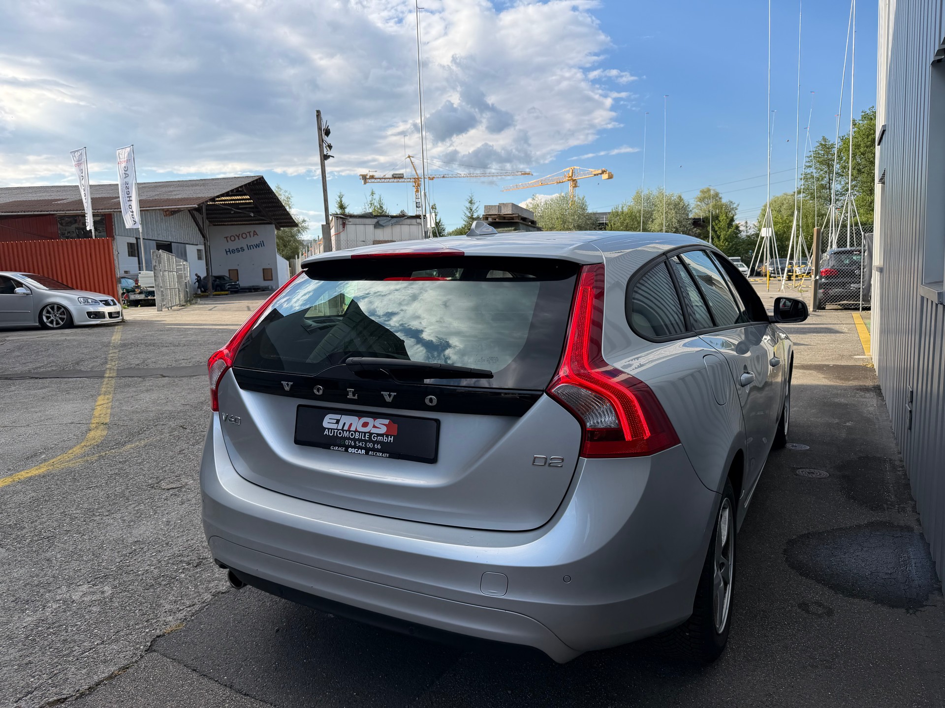 VOLVO V60 D2 Momentum Geartronic ** Frisch MFK**-image-6