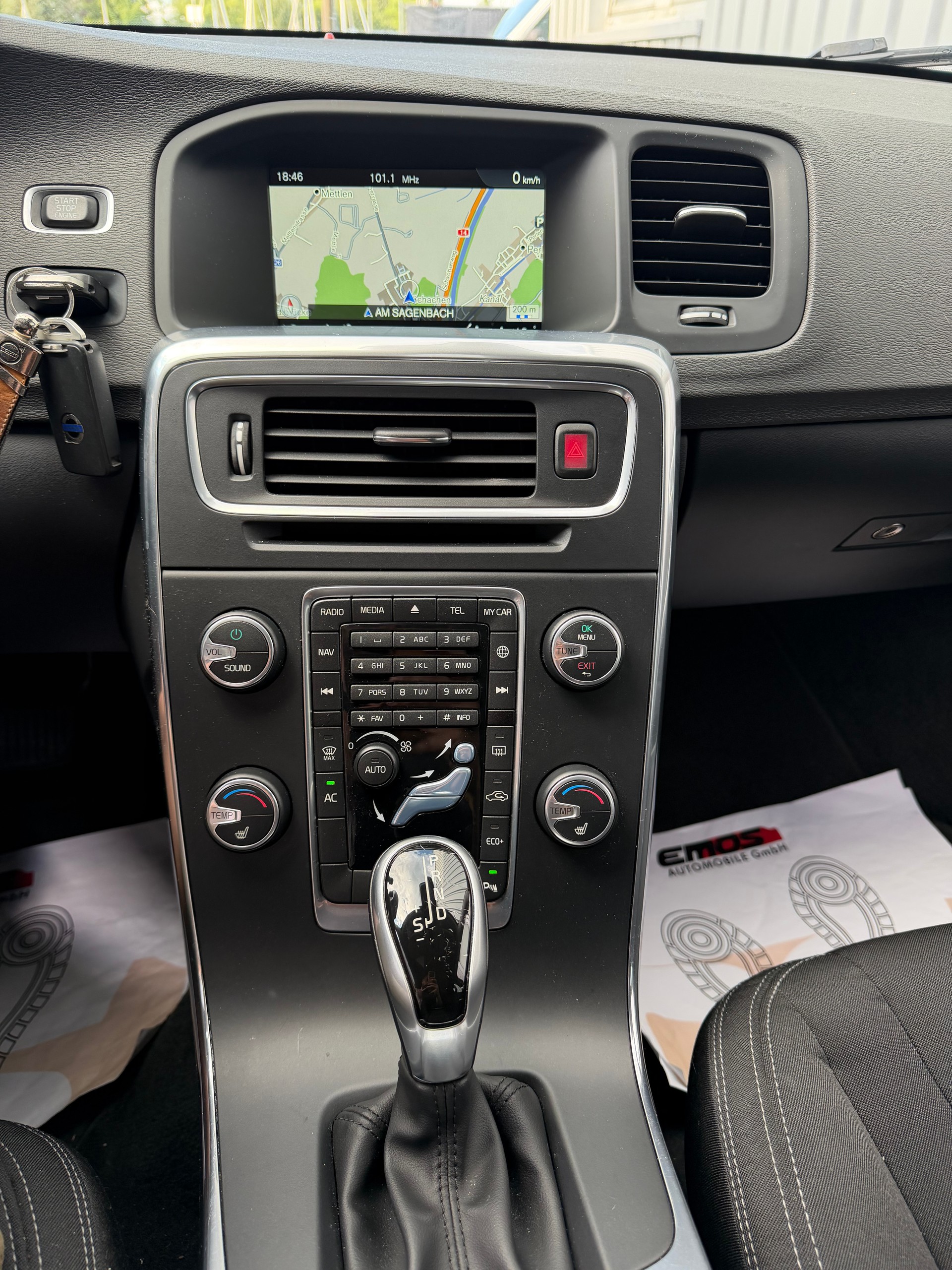 VOLVO V60 D2 Momentum Geartronic ** Frisch MFK**-image-12