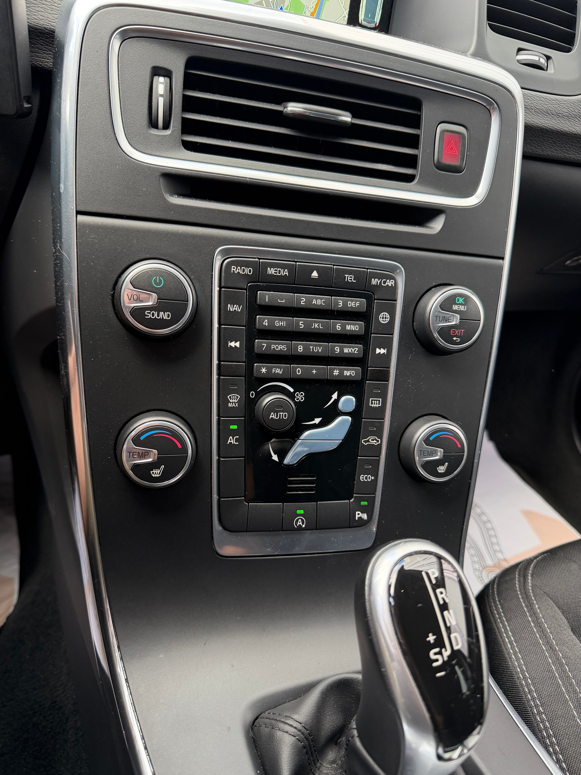 VOLVO V60 D2 Momentum Geartronic ** Frisch MFK**-image-14