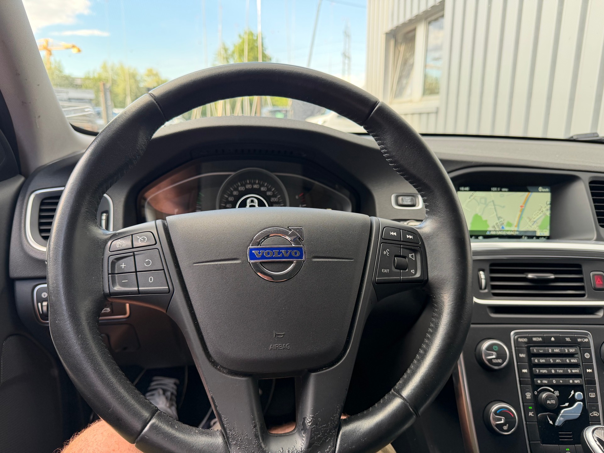 VOLVO V60 D2 Momentum Geartronic ** Frisch MFK**-image-11