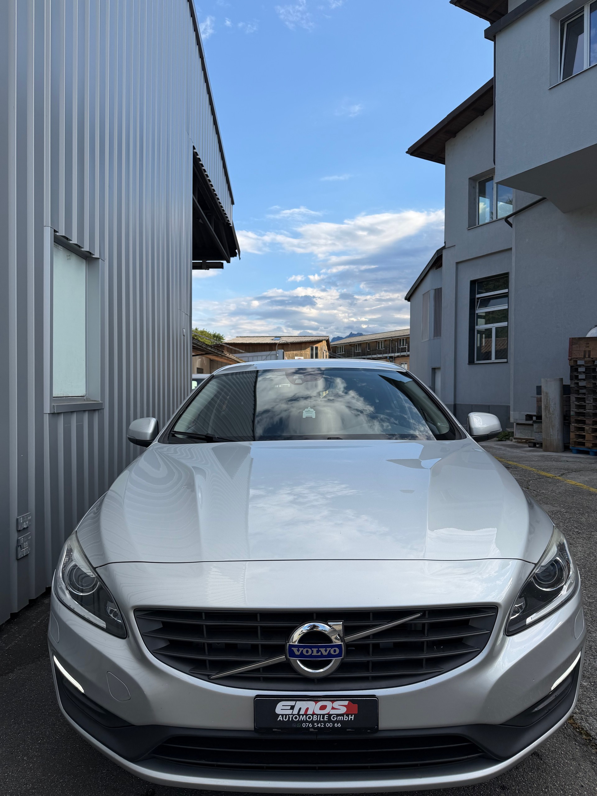 VOLVO V60 D2 Momentum Geartronic ** Frisch MFK**-image-1