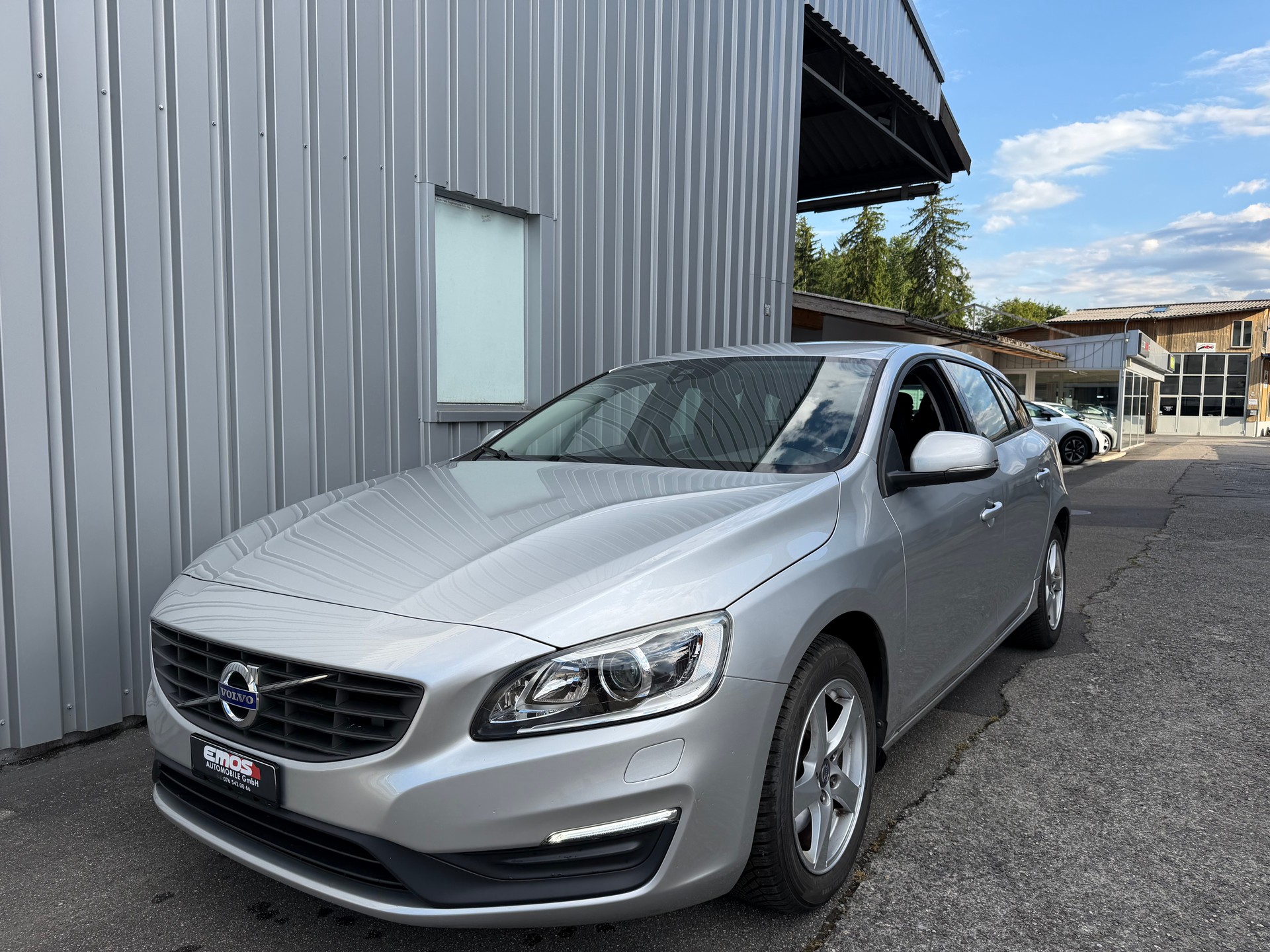 VOLVO V60 D2 Momentum Geartronic ** Frisch MFK**