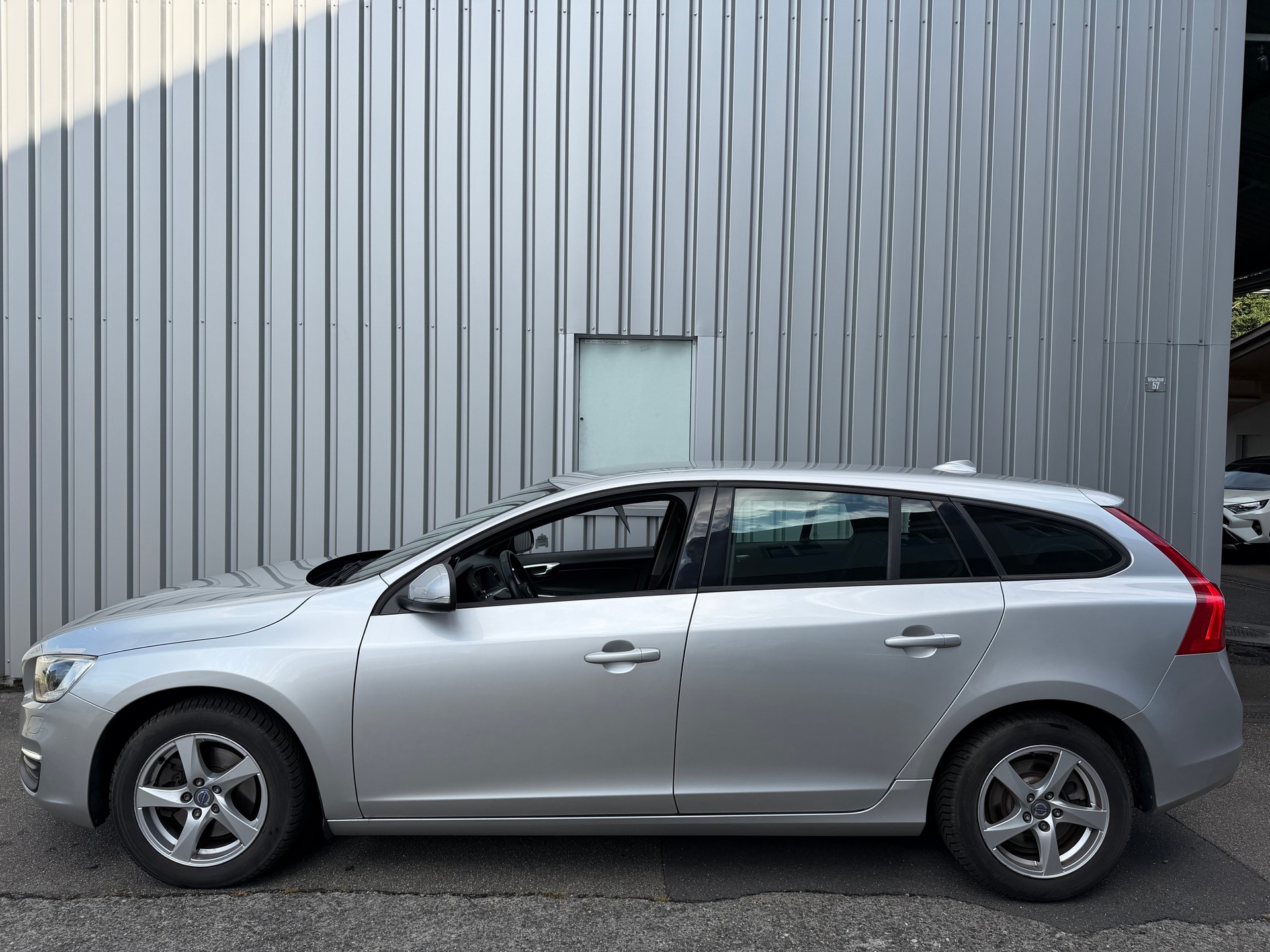 VOLVO V60 D2 Momentum Geartronic ** Frisch MFK**-image-3