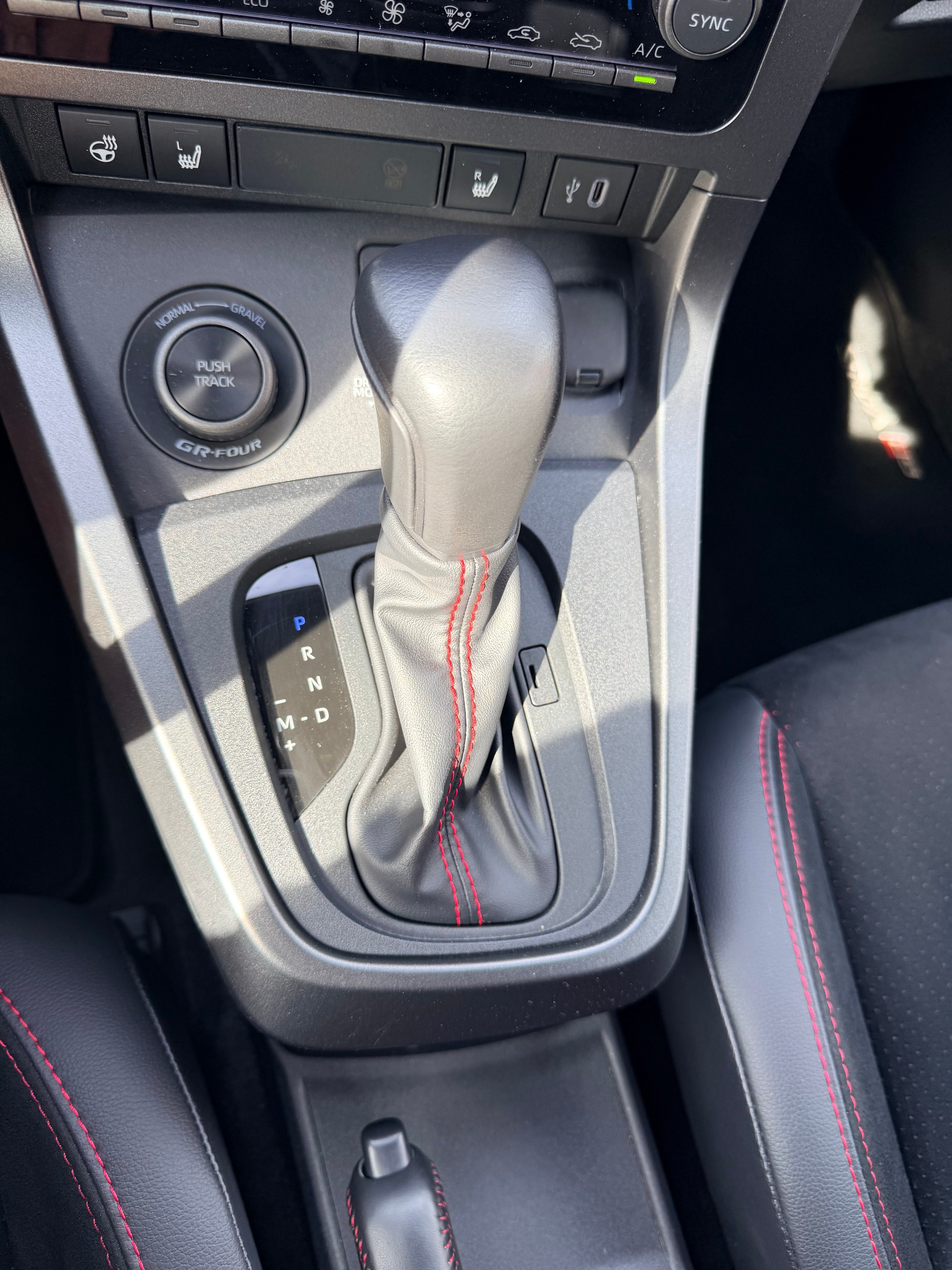 TOYOTA Yaris 1.6 GR Sport A-image-14