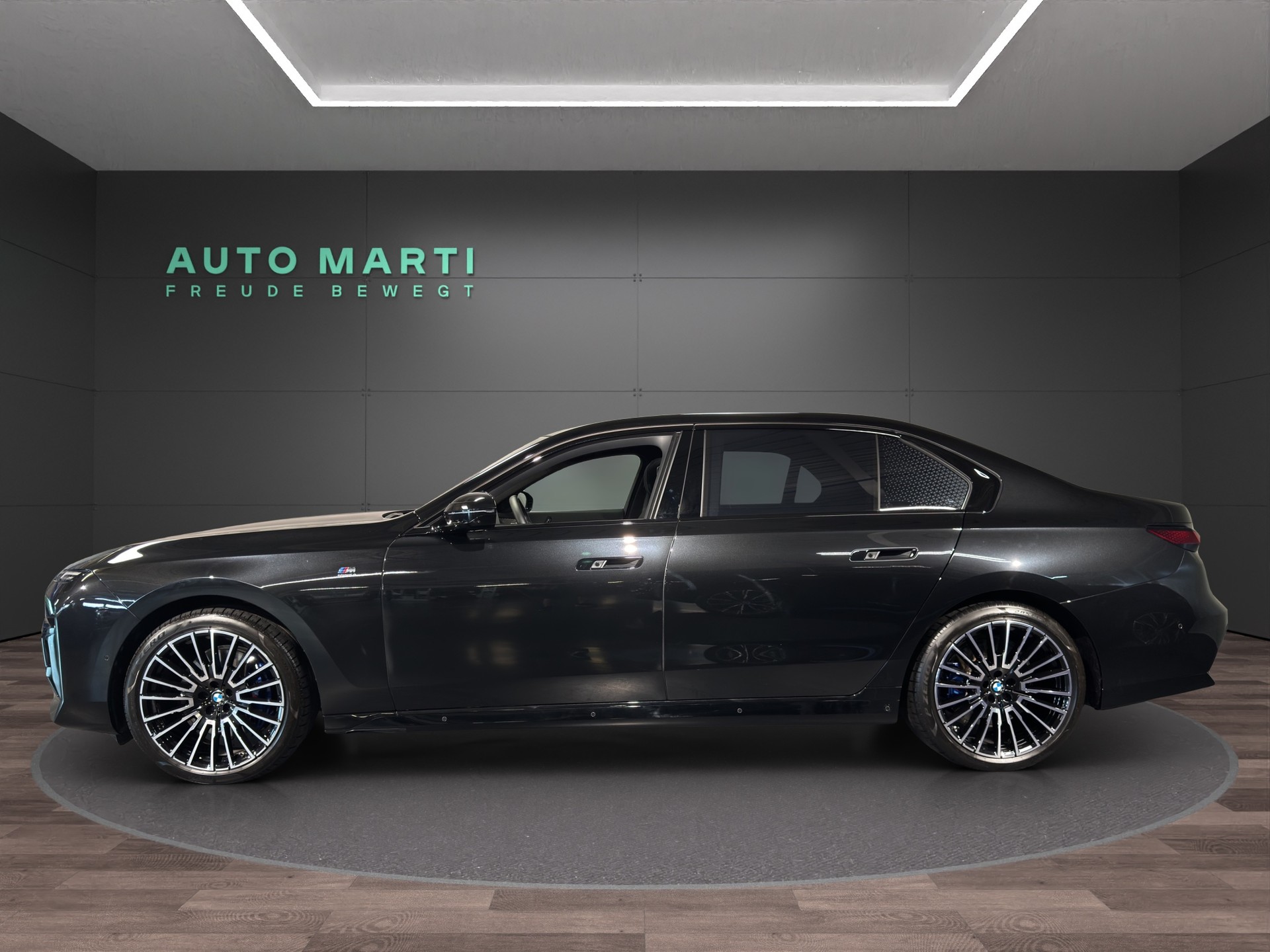 BMW 740d xDrive M Sport-showroom-element-1