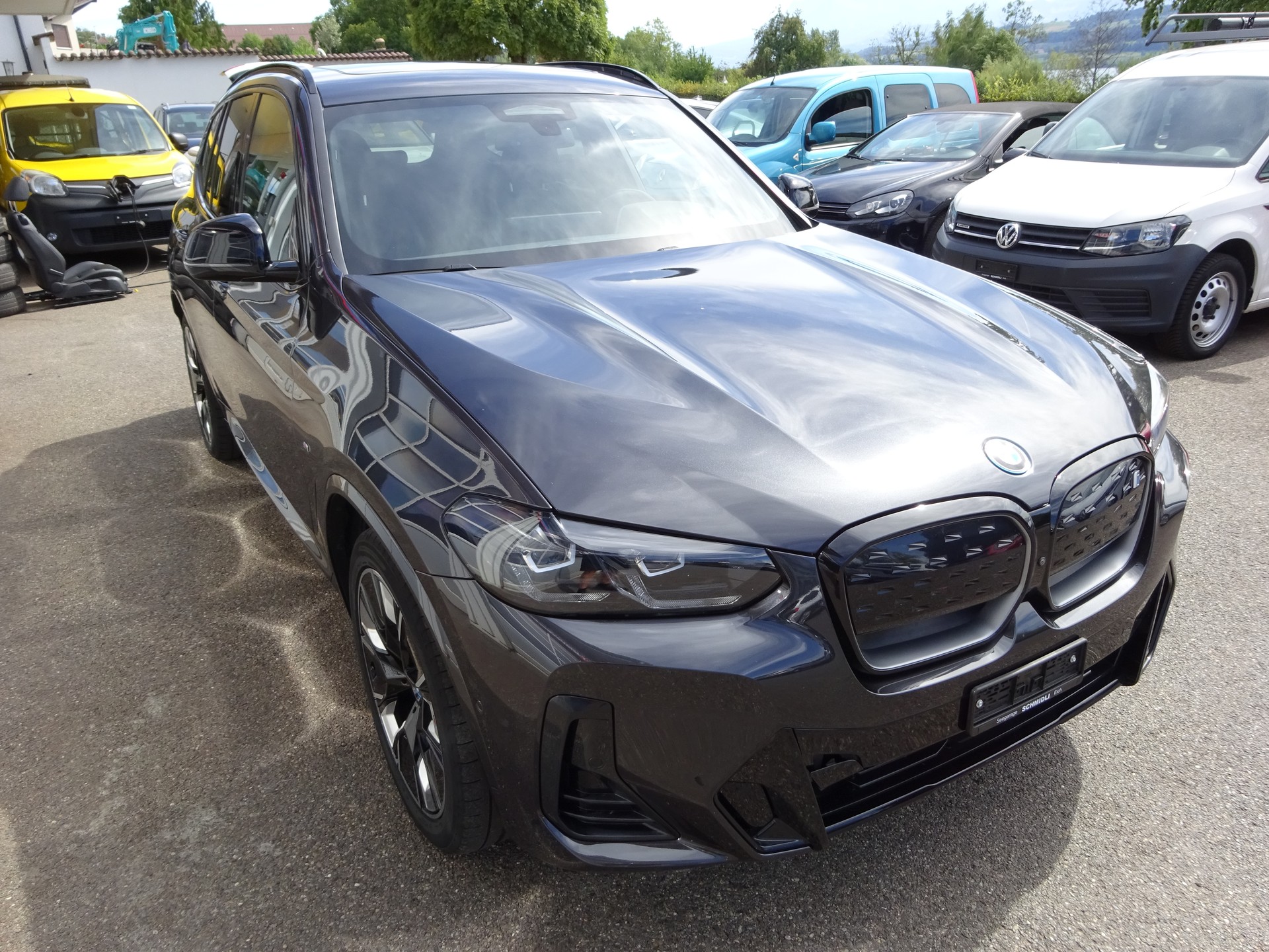 BMW iX3 Impressive-showroom-element-3