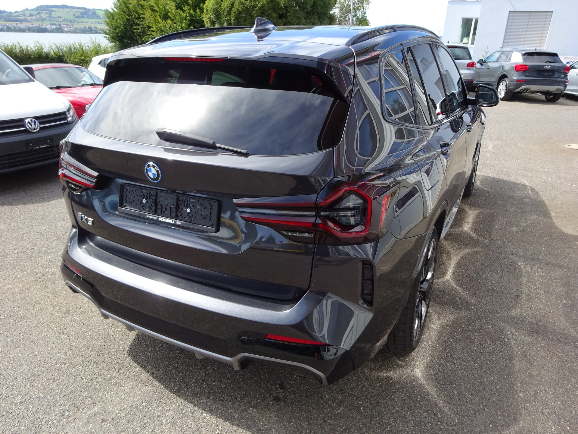 BMW iX3 Impressive-showroom-element-2