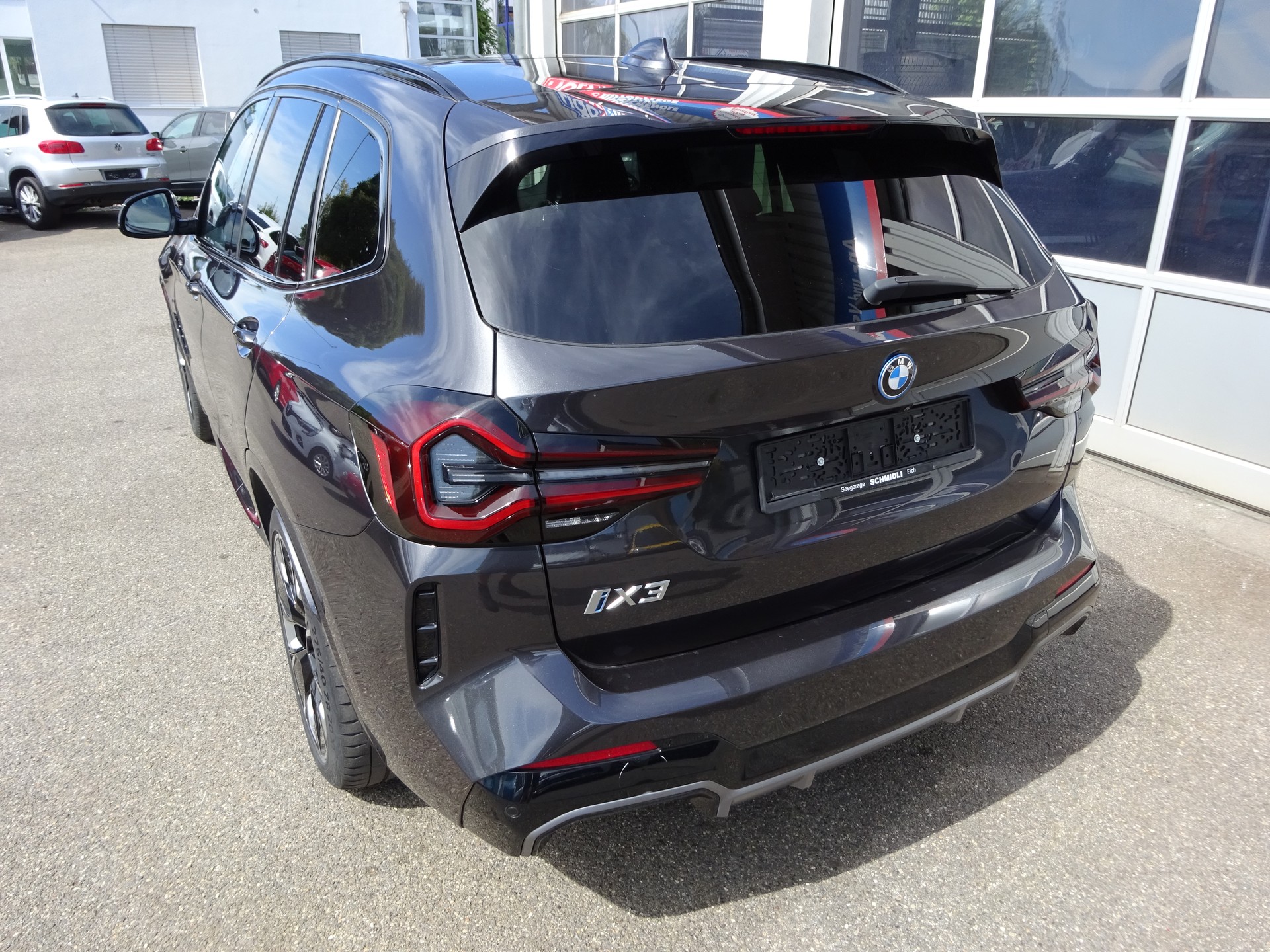 BMW iX3 Impressive-showroom-element-1