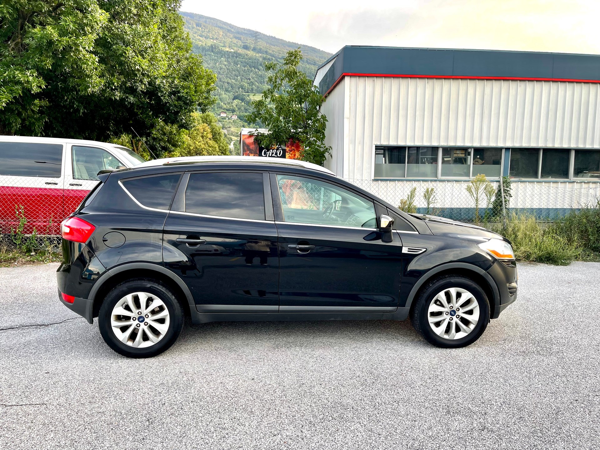 FORD Kuga 2.0 TDCi Individual 4WD PowerShift-showroom-element-2